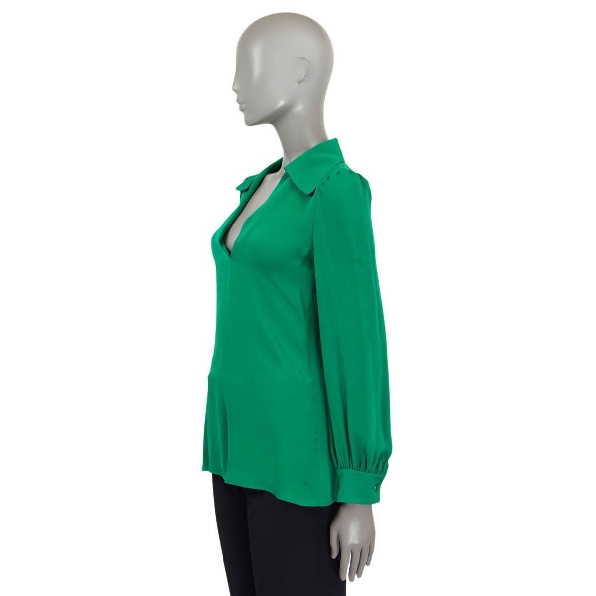 VALENTINO green 2022 SPREAD COLLAR DEEP V-NECK SILK GEORGETTE Blouse Shirt 40 S In Excellent Condition For Sale In Zürich, CH