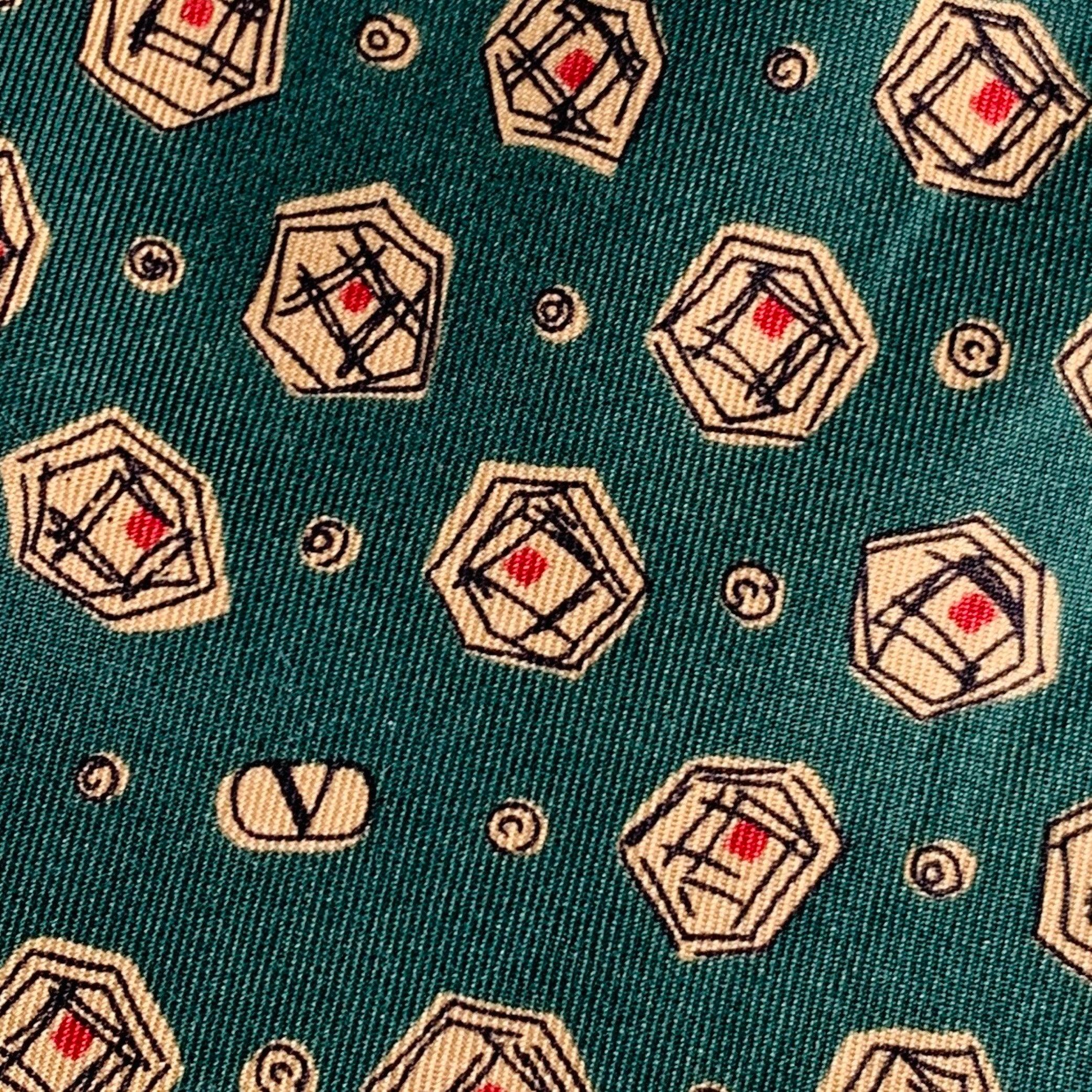 Cravatta vintage di Valentino
in seta verde e beige con un motivo astratto a pois. Made in Italy.Ottime condizioni di usato. 

Misure: 
  Larghezza: 3,5 pollici Lunghezza: 58 pollici 
  
  
 
Riferimento Sui Generis: 133825
Categoria: