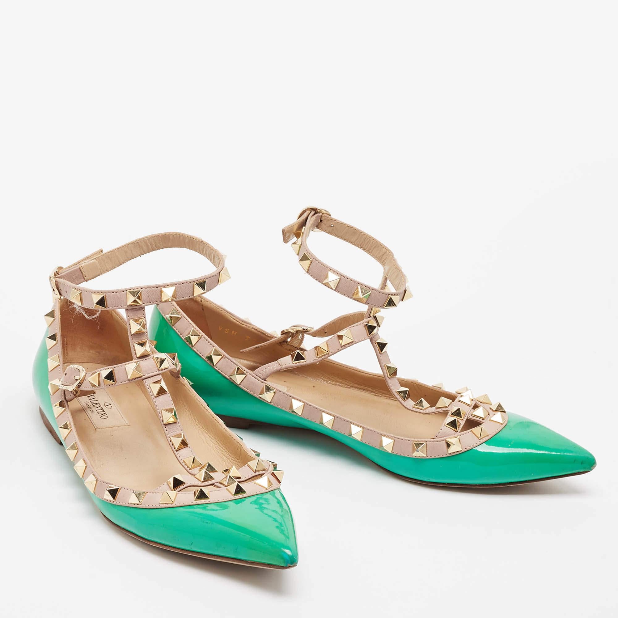 Valentino Green/Beige Patent and Leather Rockstud Ballet Flats Size 38 en Bastante bueno estado para la venta en Dubai, Al Qouz 2