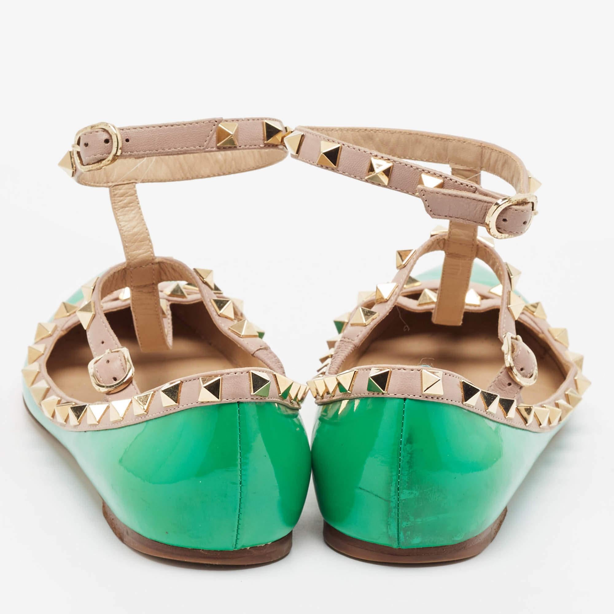 De las mujeres Valentino Green/Beige Patent and Leather Rockstud Ballet Flats Size 38 en venta