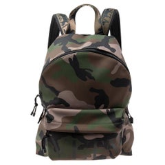 Valentino Grüner Camouflage-Rucksack aus Nylon VLTN