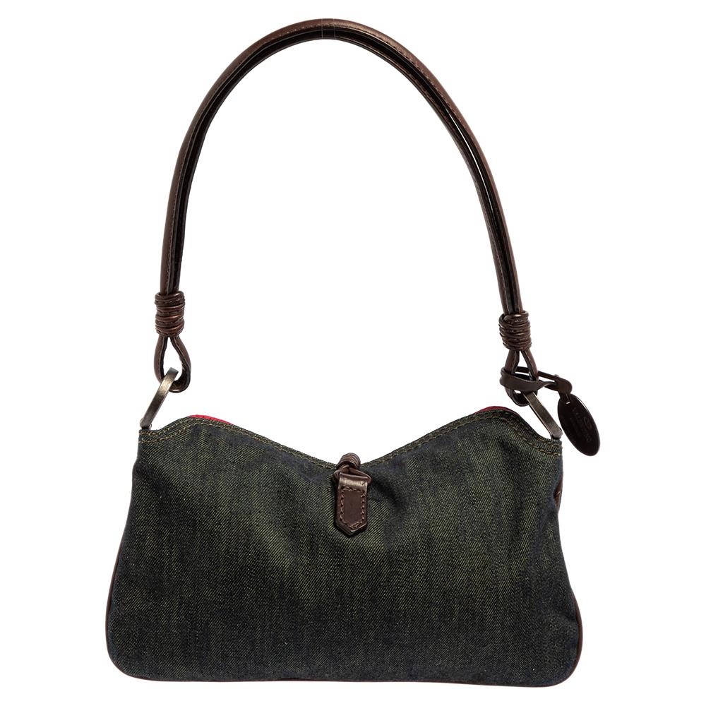 Valentino's feminine sensibility is what characterizes the label from others. That quality reflects on this stunning hobo. Crafted from denim fabric, the exterior is adorned with dainty floral embroidery and a flap-like top that is adorned with the