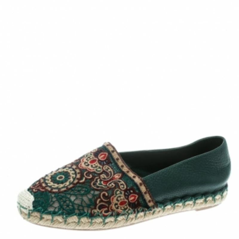 Estas alpargatas de Valentino nunca fallarán a tu estilo, porque están diseñadas para levantarte el ánimo y realzar tu belleza. Están hechos de piel verde y encaje bordado con detalles de puntera de punto y entresuela trenzada.