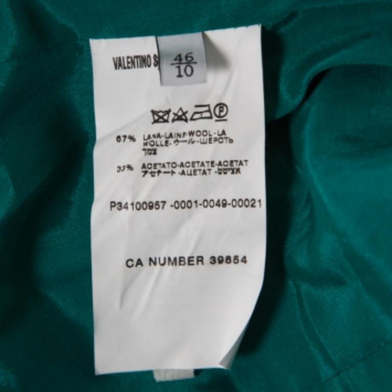 Diese taillierte Jacke von Valentino ist eine Kreation zum Tragen und Lieben. Es ist aus einer Wollmischung geschneidert, hat lange Ärmel, einen Knopfverschluss und ein verziertes Detail. Dieses Modell kann über Kleidern und zu hoch sitzenden Hosen