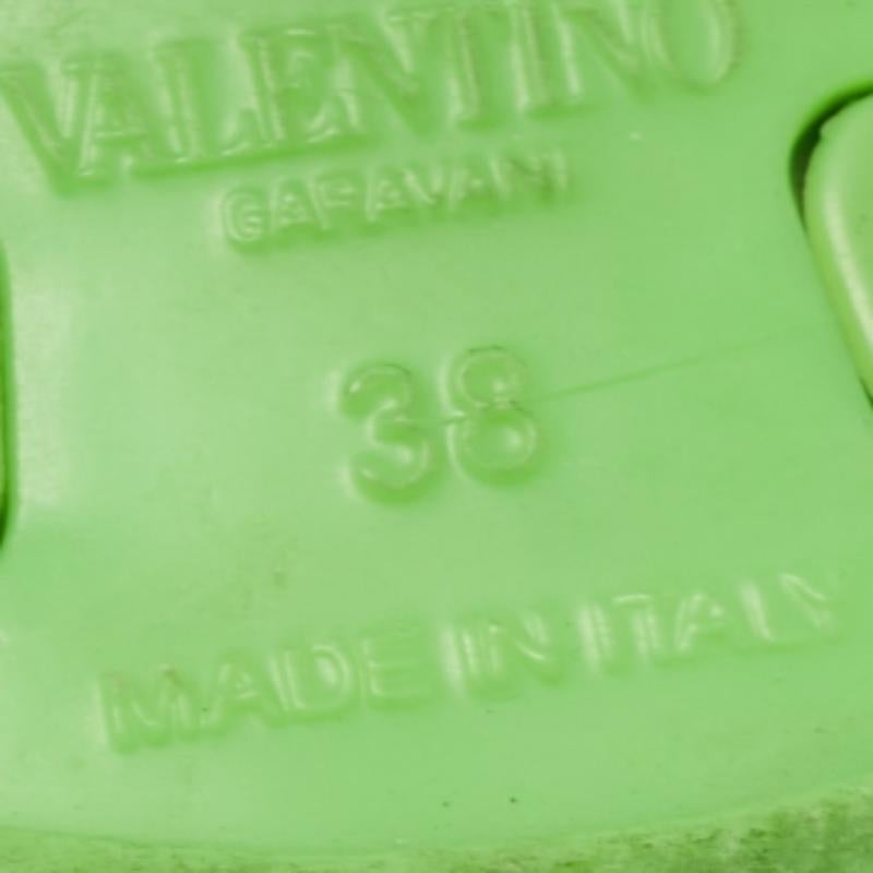 Mélange parfait de luxe, de style et de confort, ces chaussures plates de créateur sont fabriquées à partir de matériaux de qualité et encadrent vos pieds de la manière la plus raffinée qui soit. Ils peuvent être associés à une multitude de tenues