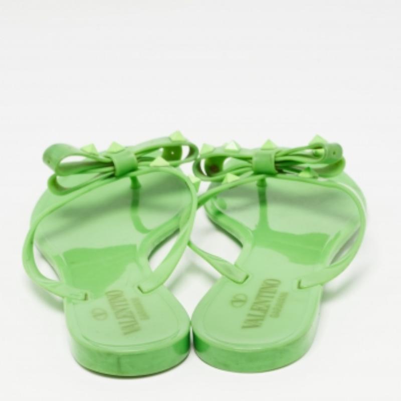 Valentino - Chausssures plates à clous verts, taille 38 Bon état - En vente à Dubai, Al Qouz 2