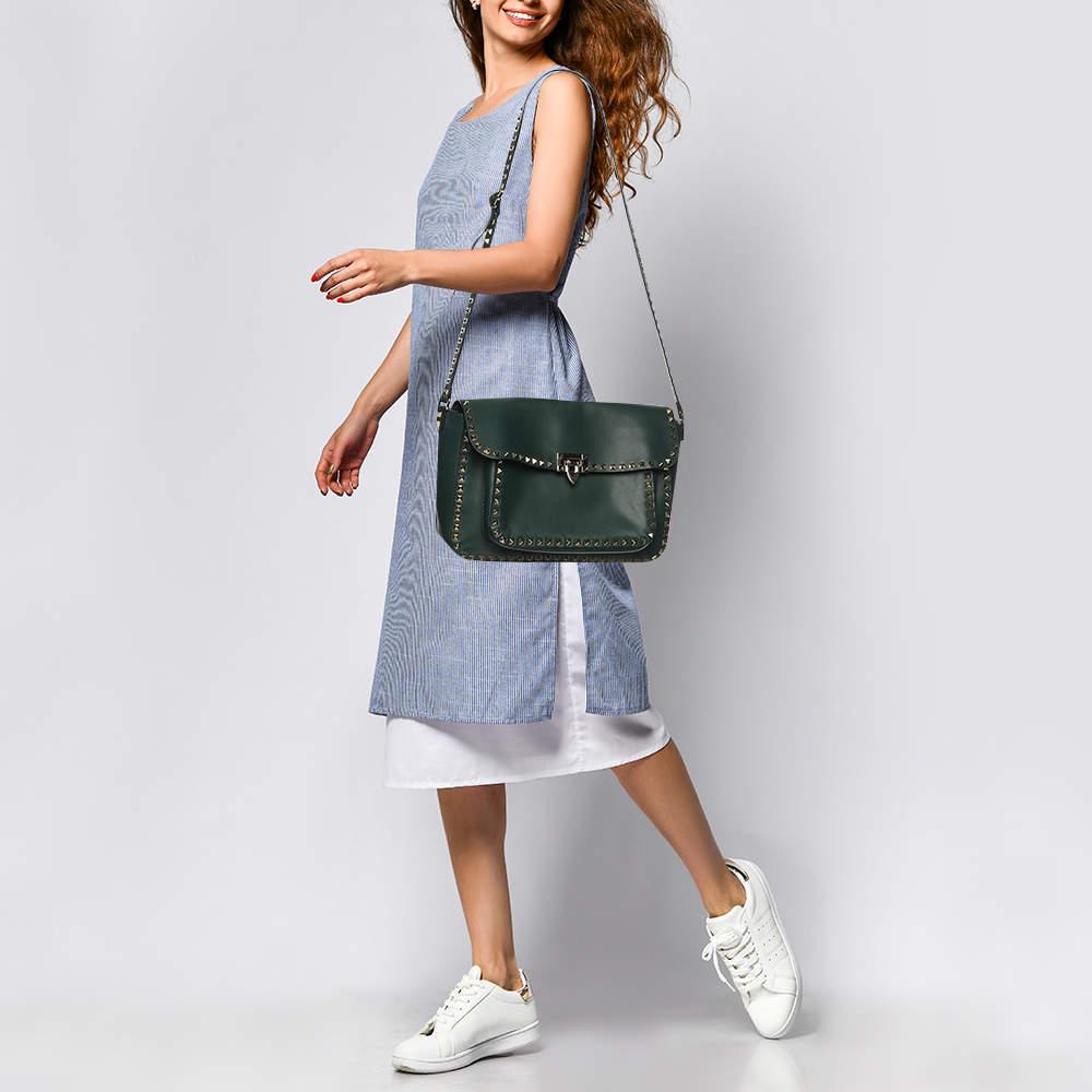 The fashion houseâ€™s tradition of excellence coupled with modern design sensibilities works to make this Valentino green shoulder bag one of a kind. Its a fabulous accessory to carry on your shoulder or across the body.