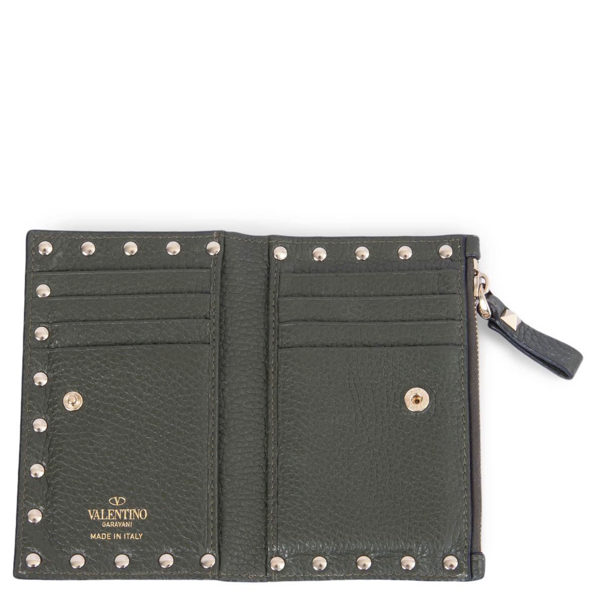 VALENTINO green leather ROCKSTUD Zip Coin Purse Card Holde Wallet In Excellent Condition In Zürich, CH