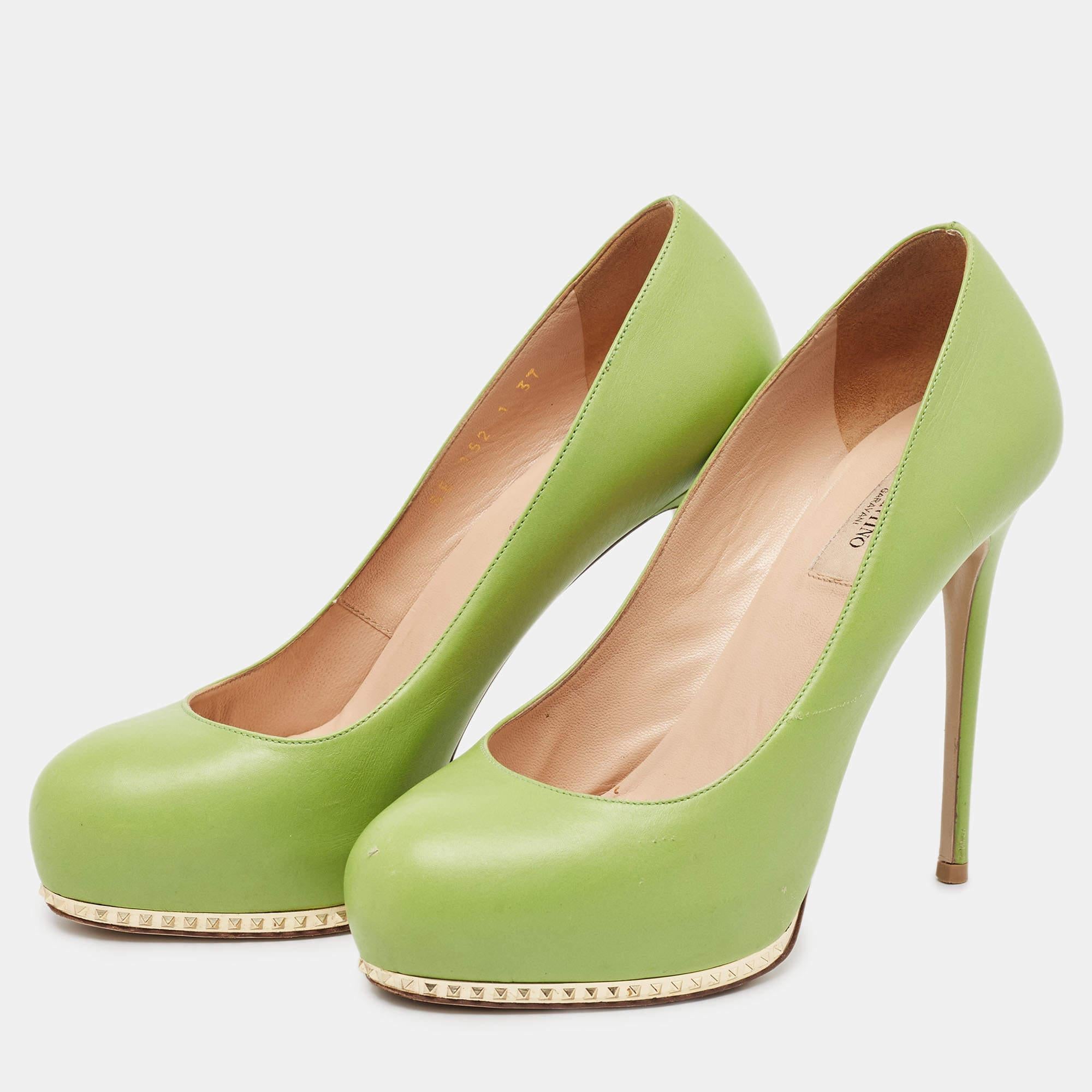 These pumps from Valentino are meant for seasons of comfort and style. Crafted from green leather they feature an elegant shape with 12 cm heels and platforms decorated with signature accents. â€‹These pumps are a must have
