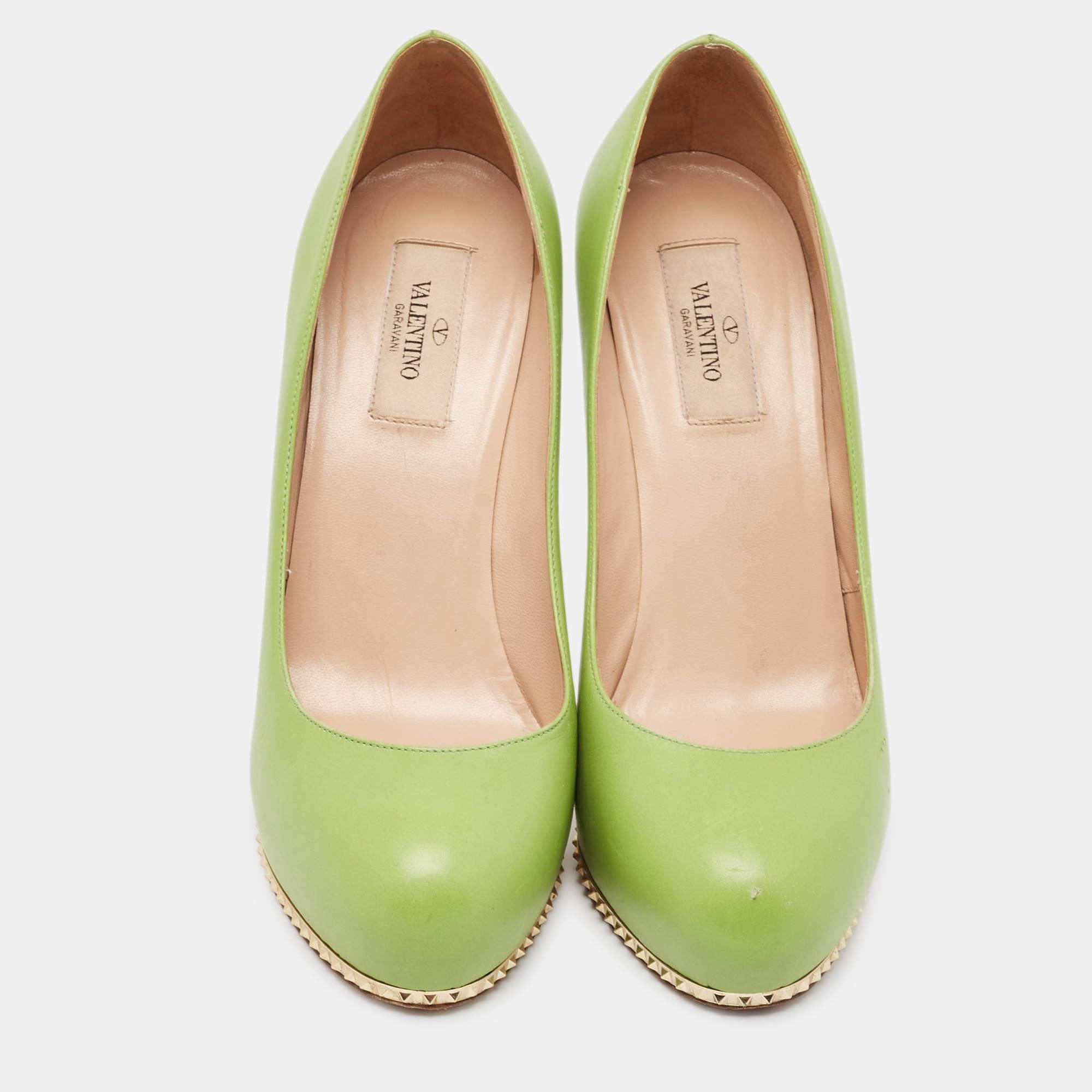 Valentino Green Leather Spike Platform Round Toe Pumps Size 37 In Good Condition For Sale In Dubai, Al Qouz 2