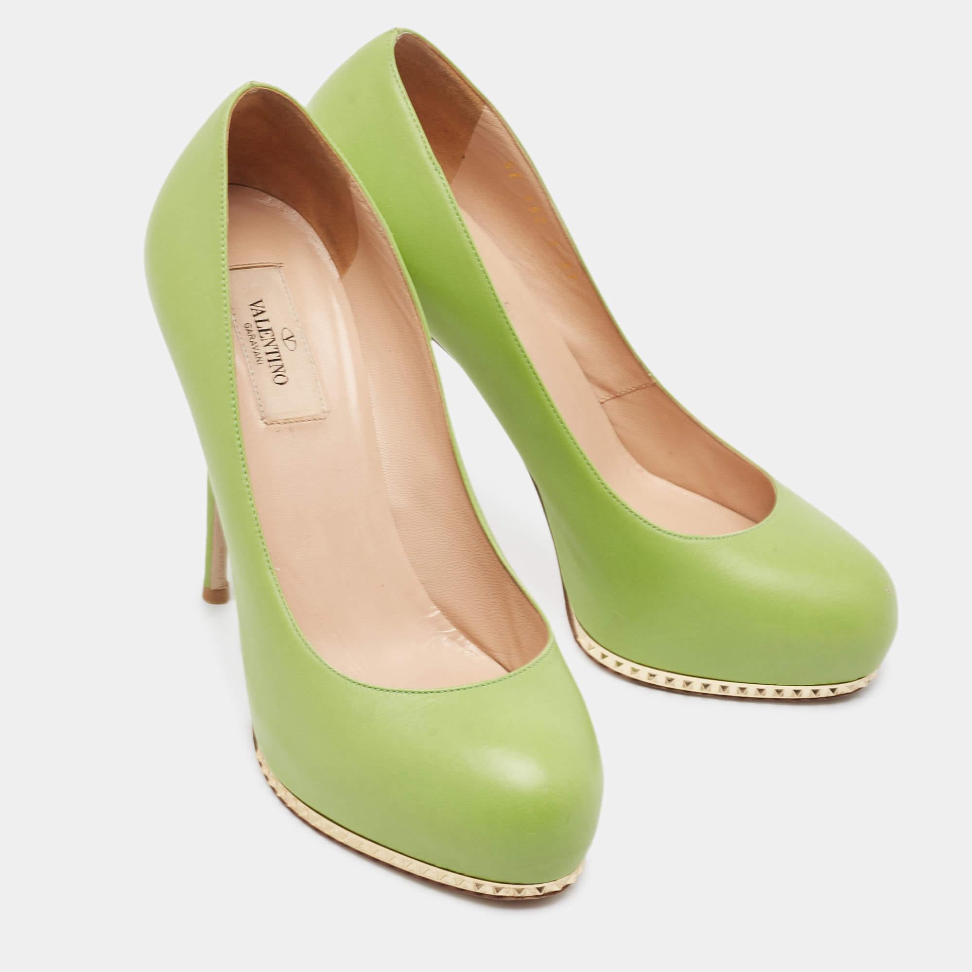 Women's Valentino Green Leather Spike Platform Round Toe Pumps Size 37 For Sale