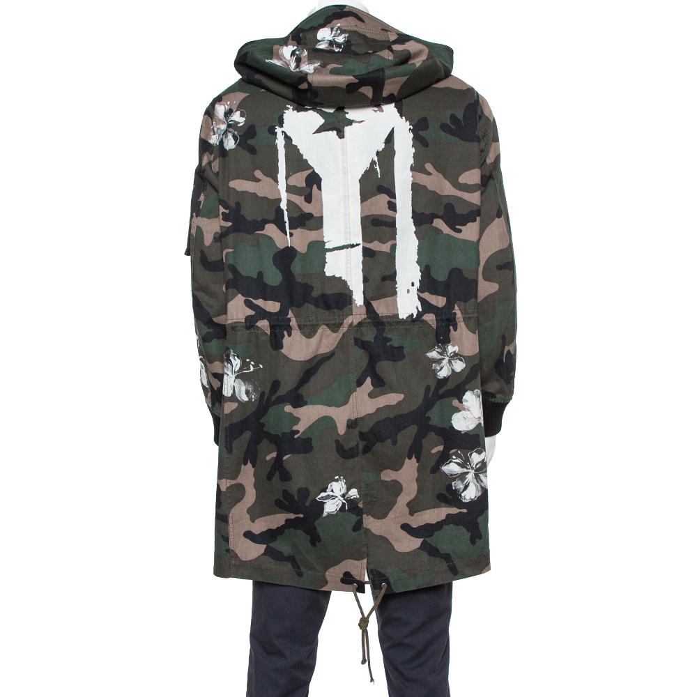 It's time you got a stylish Parka jacket and what better than this one from Valentino. The jacket is made of the finest materials and features a fashionable silhouette. It flaunts a camouflage print topped with a butterfly design and features a