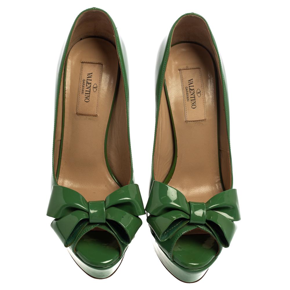 These Valentino pumps echo the label's feminine sensibilities and brilliant artistry in shoemaking. They are crafted from patent leather and adorned with peep toes, bows on the vamps, and 13.5 cm heels supported by platforms. Add glamour to your