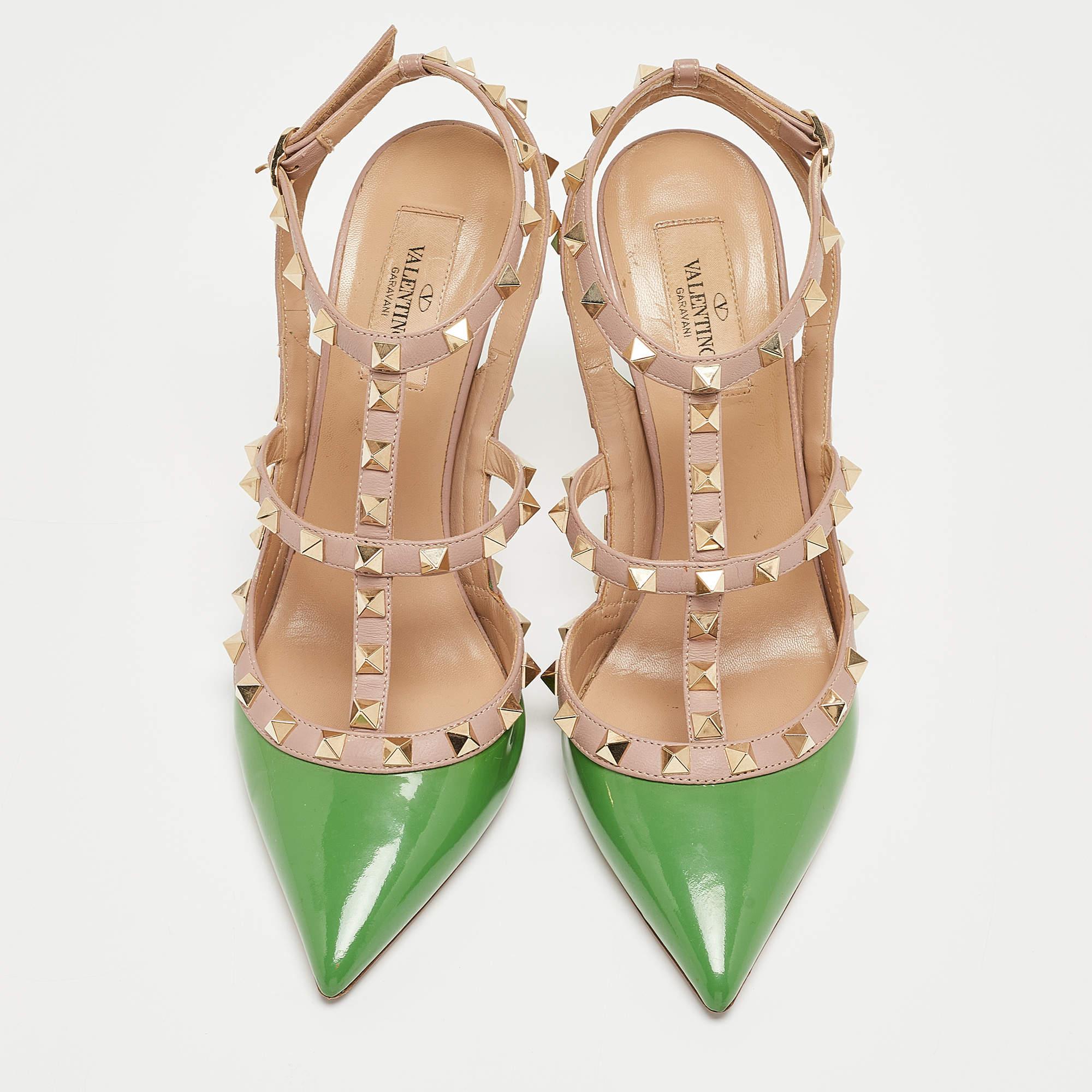 With meticulous craftsmanship and glamorous details, this Valentino pair of pumps reflects the brand's expertise in creating innovative and admirable designs. The Rockstuds elegantly outlines the upper straps and make it undeniably chic. Created