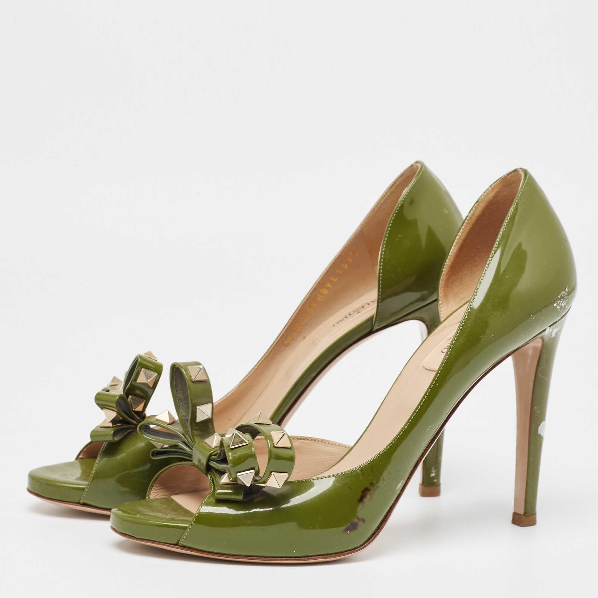 Wonderfully crafted shoes added with notable elements to fit well and pair perfectly with all your plans. Make these Valentino green pumps yours today!