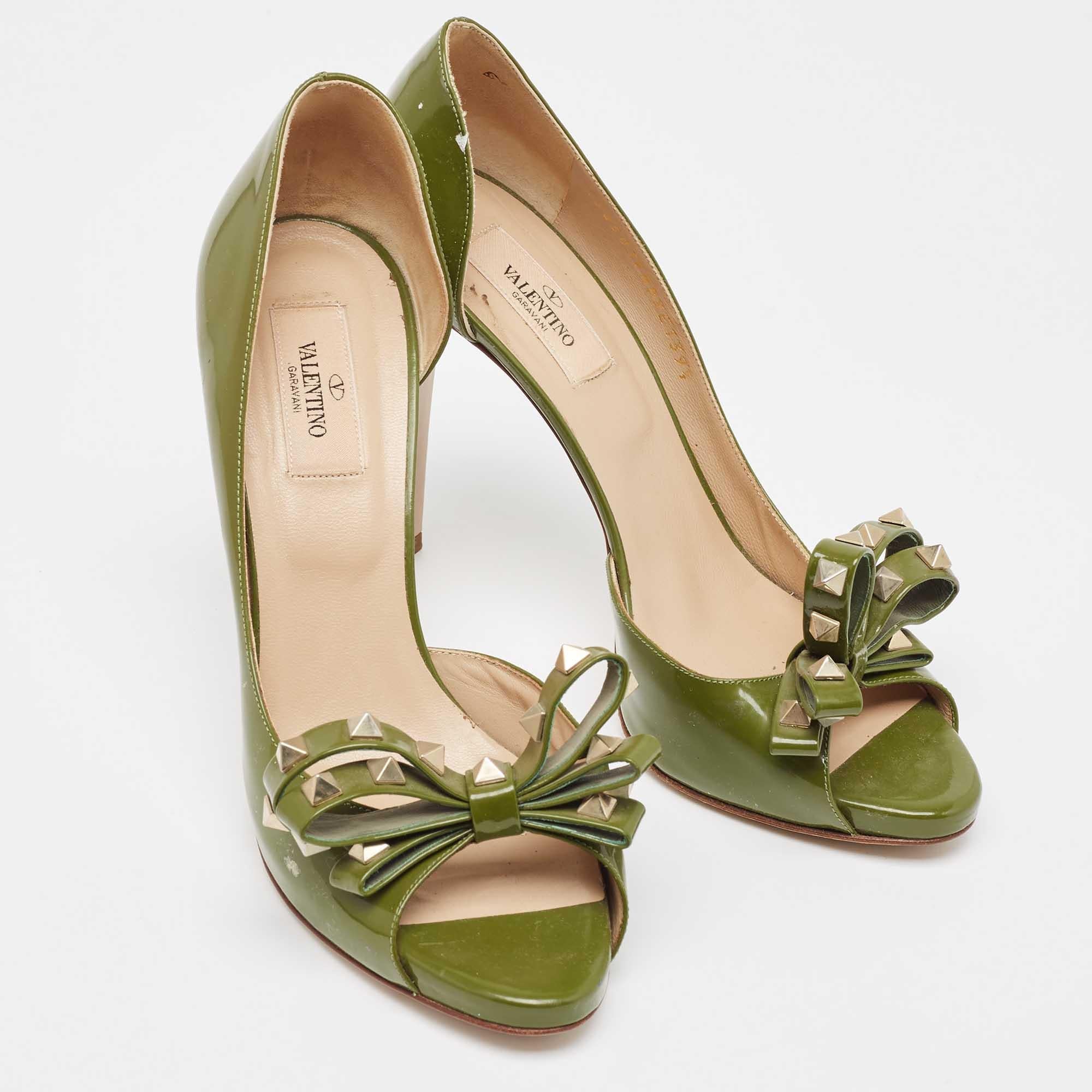 Valentino Green Patent Leather Rockstud Bow Open Toe D'orsay Pumps Size 39.5 In Good Condition For Sale In Dubai, Al Qouz 2