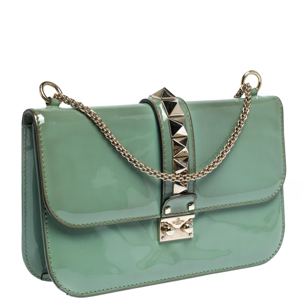Valentino Grün Lackleder Rockstud Medium Glam Lock Flap Tasche im Zustand „Relativ gut“ in Dubai, Al Qouz 2