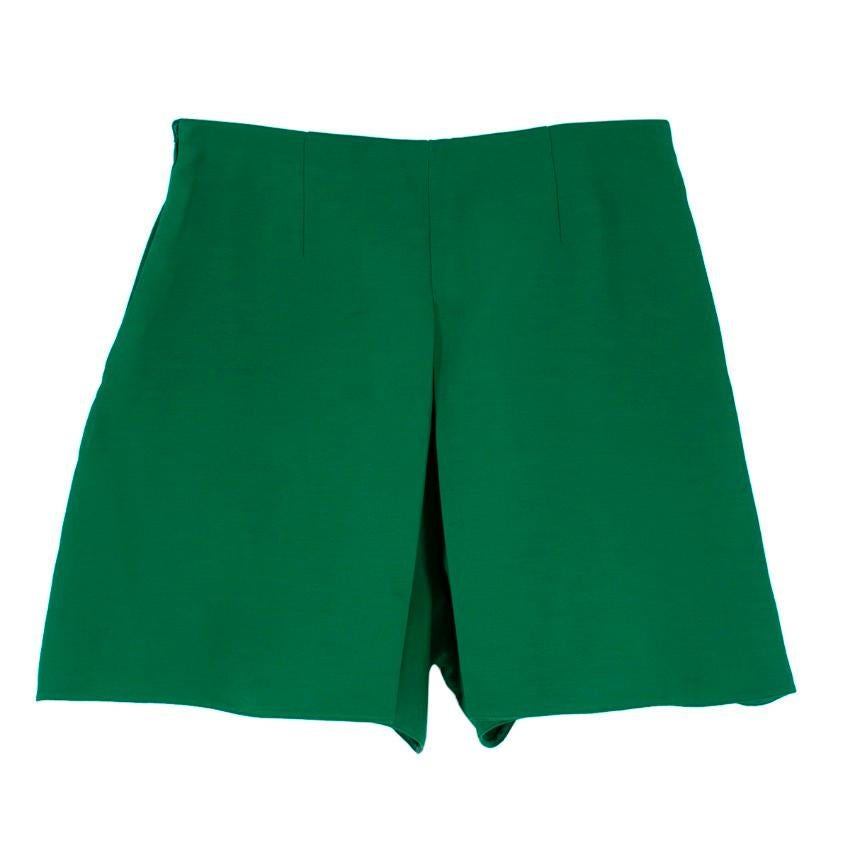 Valentino Green Pleated Shorts

-Green shorts with pleated detailing
-Side zip closure
-Tailored around the waist
-Two front pockets

Please note, these items are pre-owned and may show signs of being stored even when unworn and unused. This is