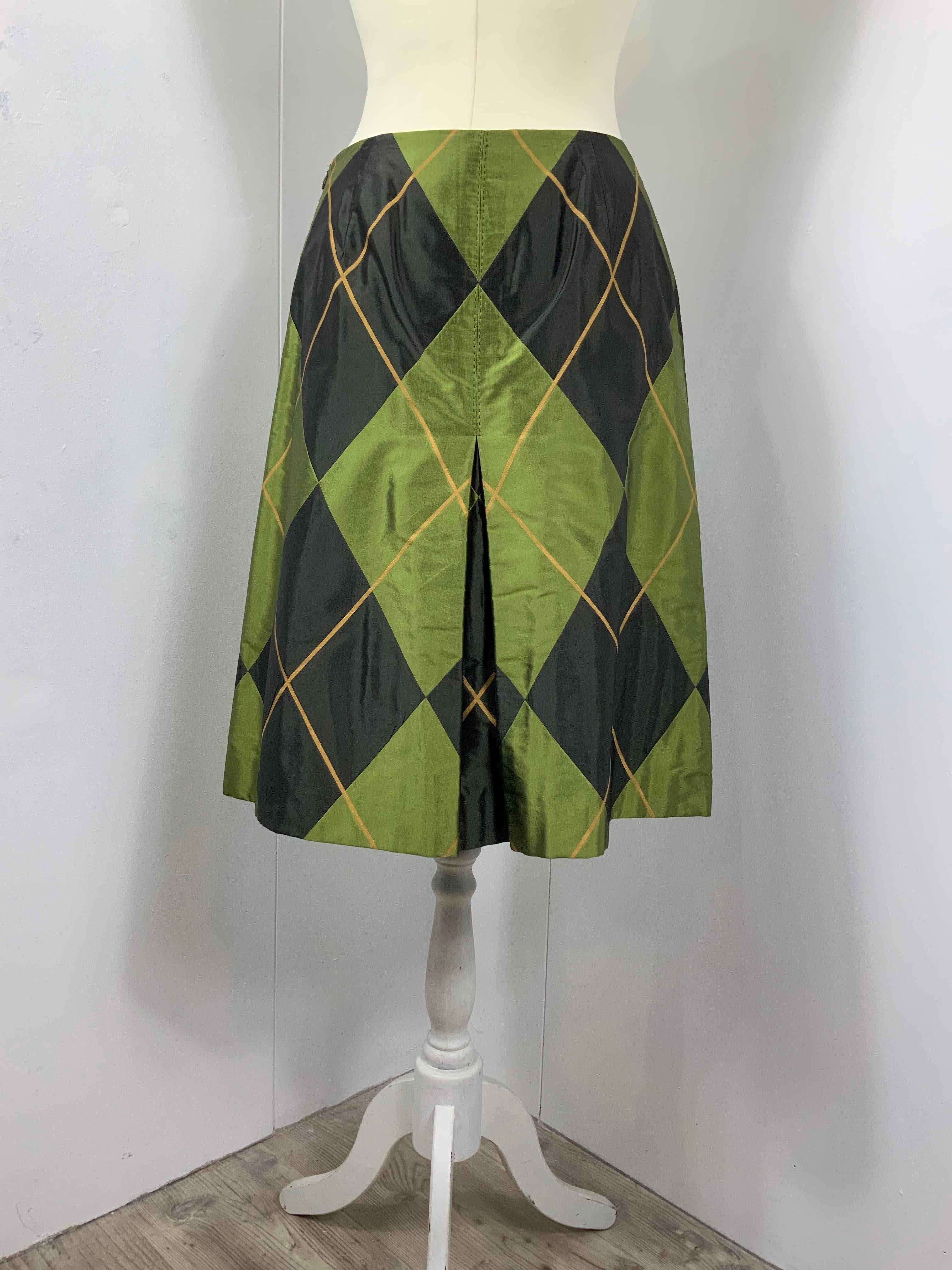 Valentino Roma Skirt.
Fabric is a mix between acetate and silk. Shining material.
Lining in cupro.
Featuring rhombus pattern and lateral zip closure.
Size 40 Italian.
Waist 38 cm
Length 58 cm
Conditions: Good - Previously owned and gently worn, with