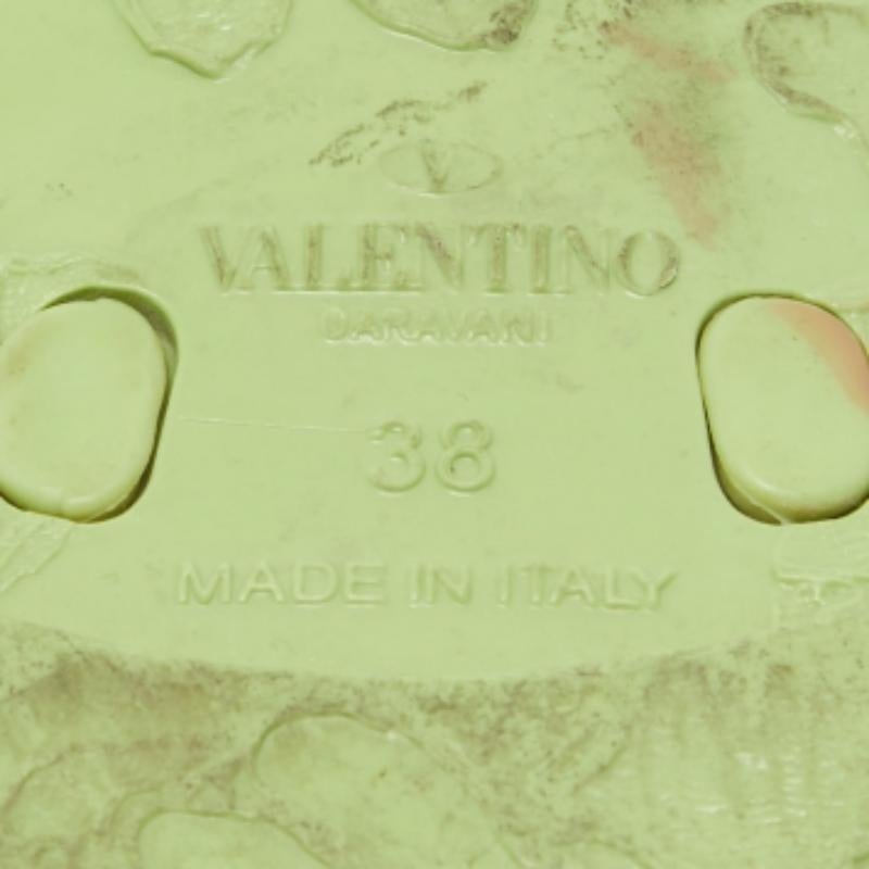 Arricchisci i tuoi look casual con un tocco di stile grazie a queste diapositive firmate. Realizzato in materiale di qualità e con una bella tonalità che ne adorna la superficie, questo paio è un must-have!
