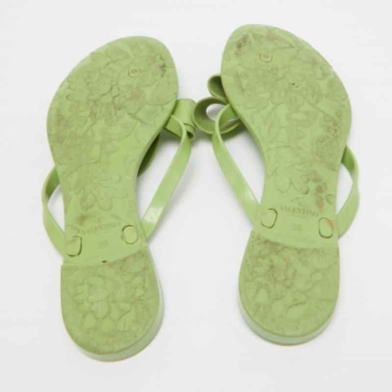 Verde Valentino Greene & Greene in gomma  Scivoli piatti con fiocco Rockstud  Taglia 38 in vendita