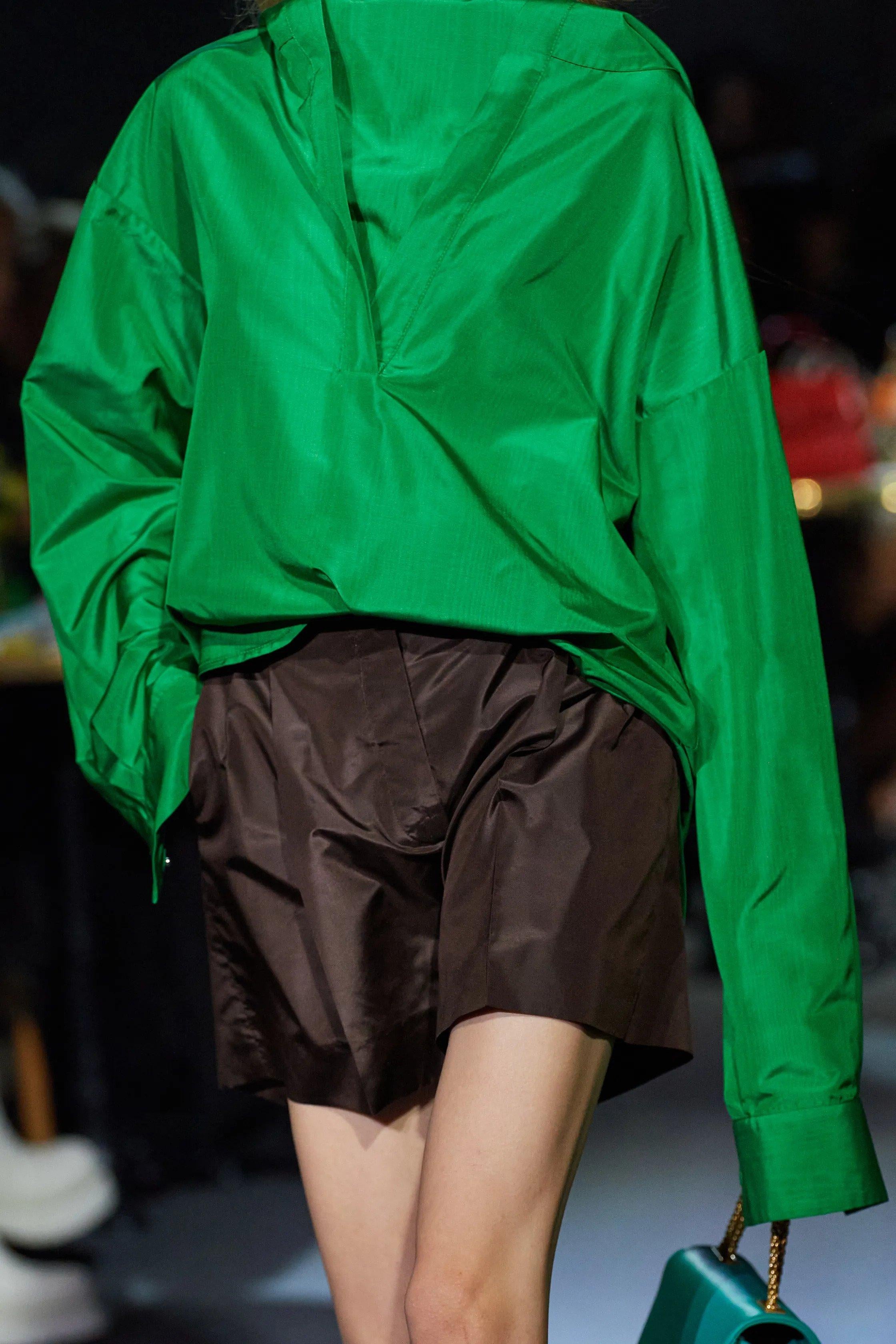 VALENTINO green silk 2022 OVERSIZED HOODED ANORAK Blouse Shirt 38 XS For Sale 5