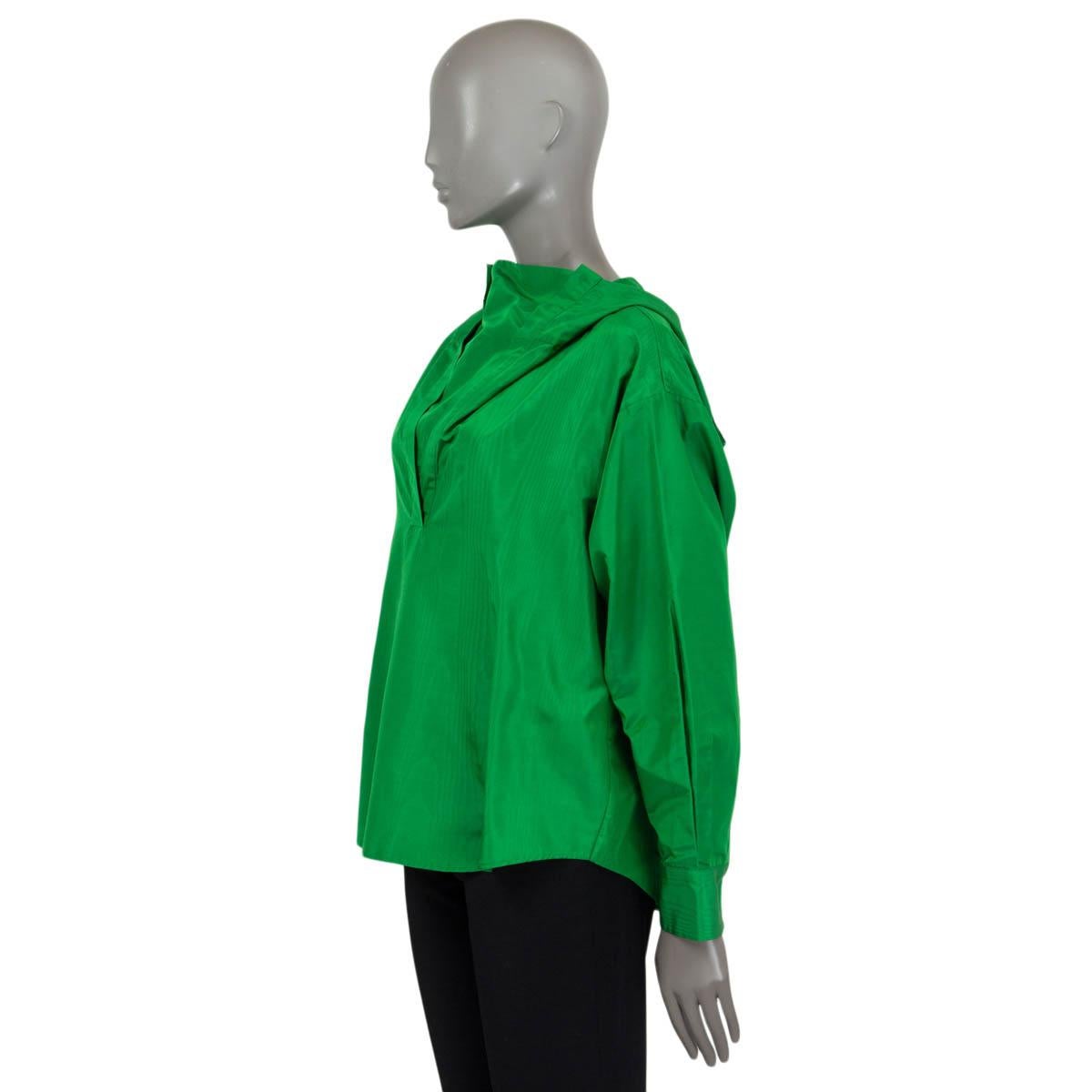 VALENTINO green silk 2022 OVERSIZED HOODED ANORAK Blouse Shirt 38 XS In Excellent Condition For Sale In Zürich, CH