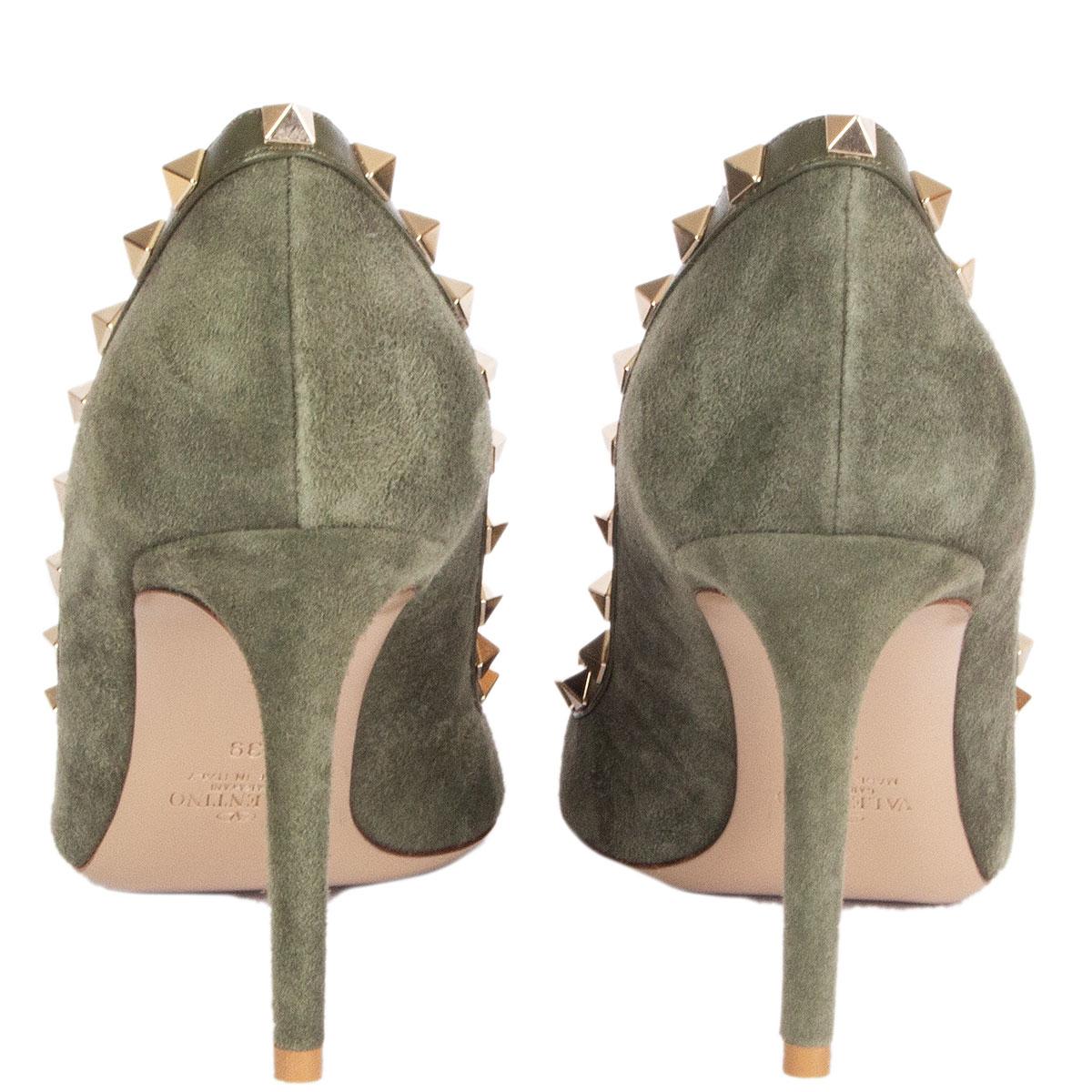 VALENTINO green suede ROCKSTUD 85 POINTED-TOE Pumps Shoes 39 In New Condition In Zürich, CH