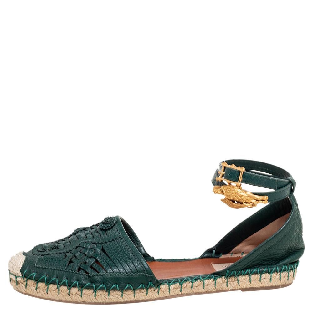 The house of Valentino presents to you these gorgeous green espadrilles. Crafted from leather, they have a weaved design on the front, gold-tone hardware, and comfortable leather soles. Wear the unique flats with crop tops and shorts for that chic