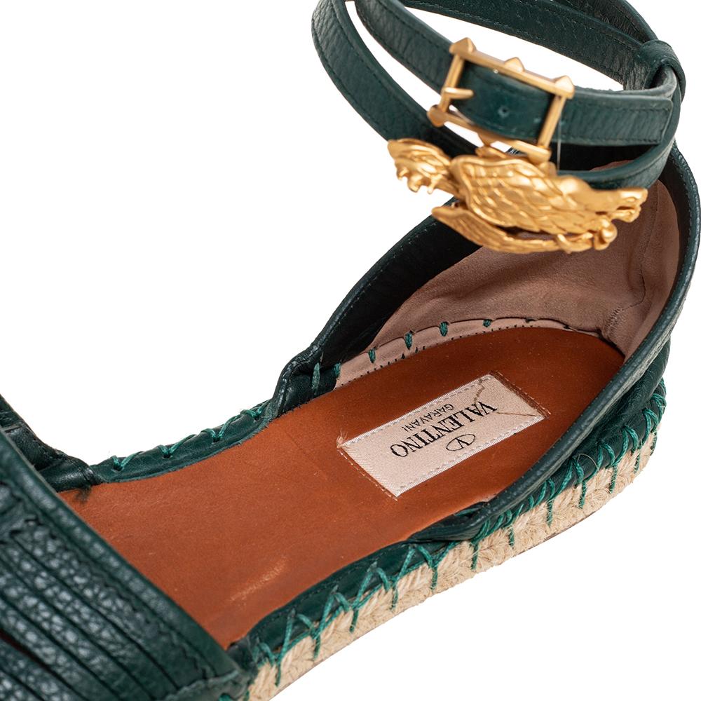 Valentino Green Weaved Leather Ankle Wrap Flat Espadrilles Size 40 In Good Condition In Dubai, Al Qouz 2