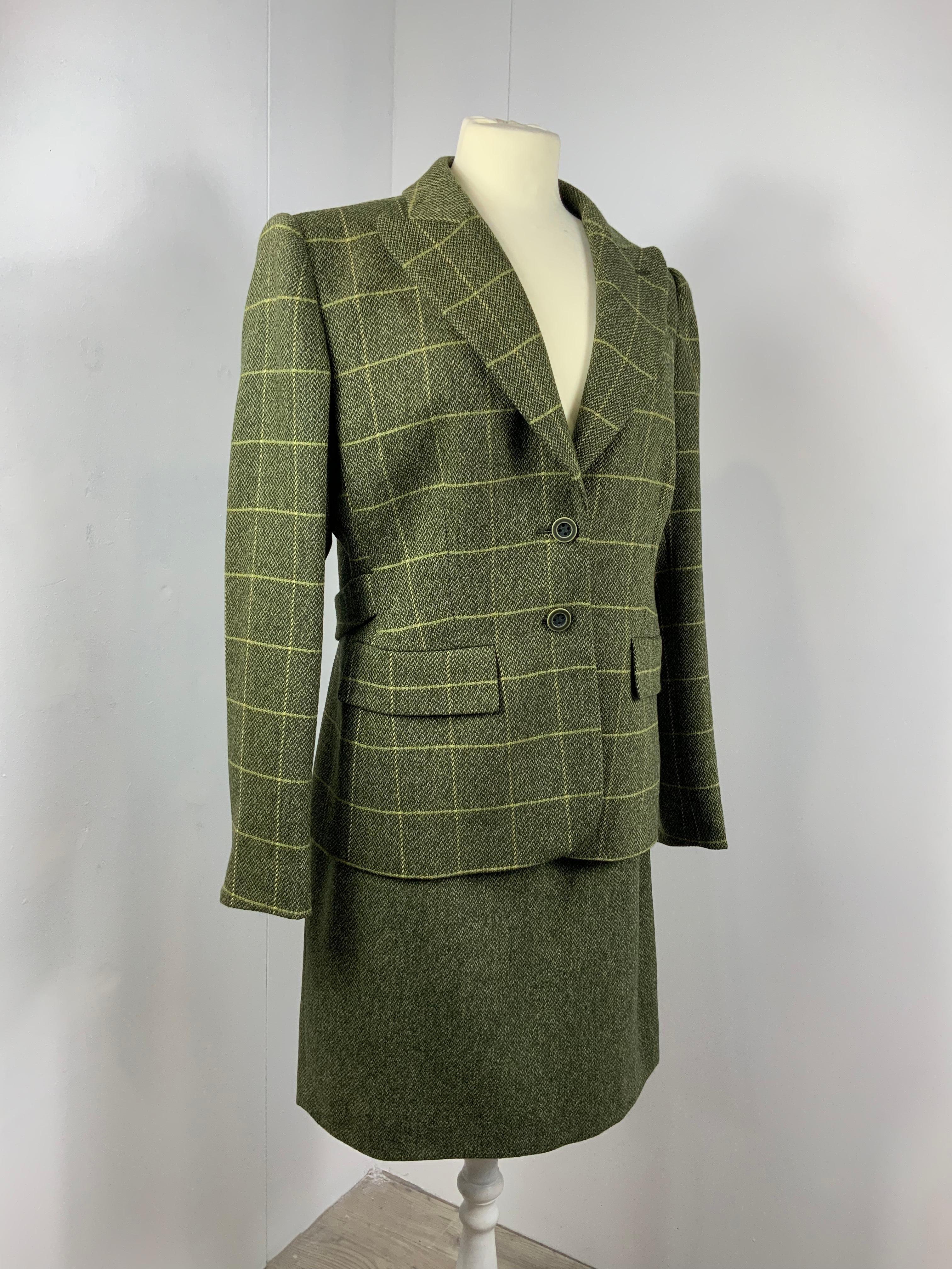 Valentino, Miss V Suit.
Jacket + skirt.
100% wool. Fully lined in acetate & rayon.
Featuring padded shoulders and 3 front pockets (2 still closed).
Size 48 Italian.
Shoulders 48 cm
Bust 50 cm 
Length 70 cm
Sleeves 63 cm
Skirt features a posterior