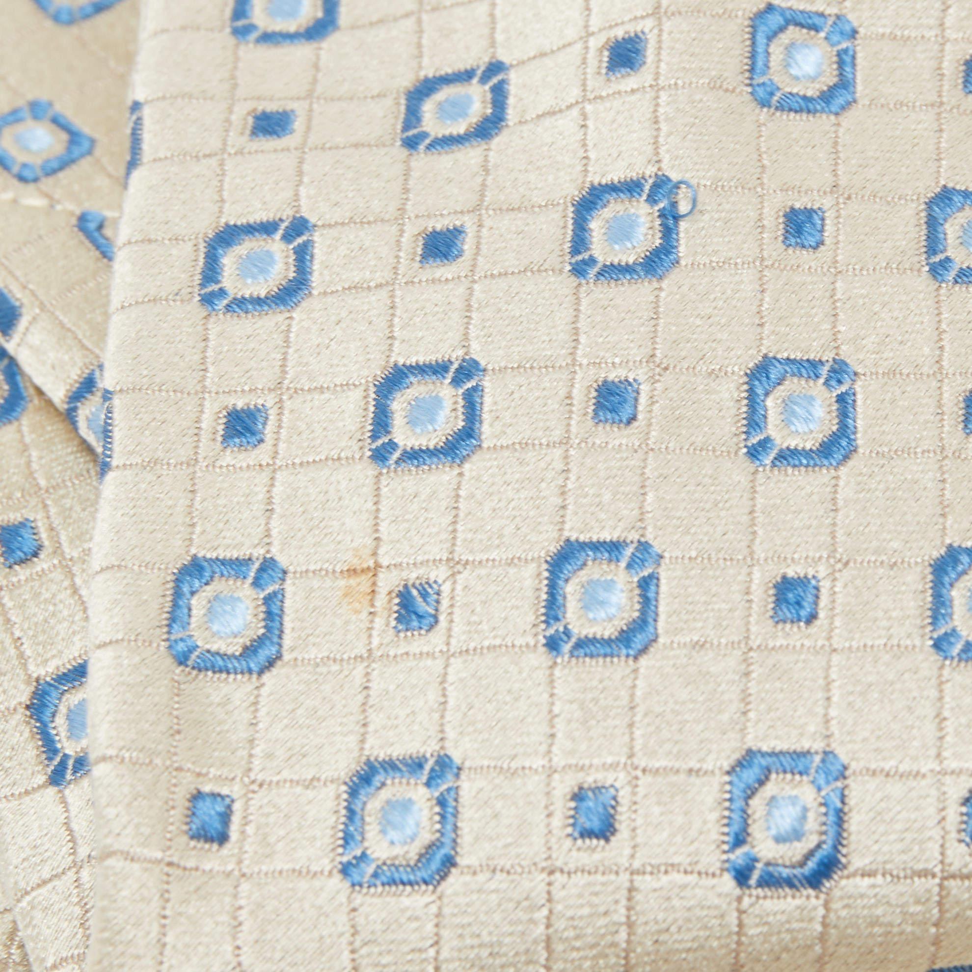 To accompany and complete your formals  Valentino brings you this wonderful tie that has been made from silk. It comes in grey shade with patterns all over and the label as a keeper loop at the back.