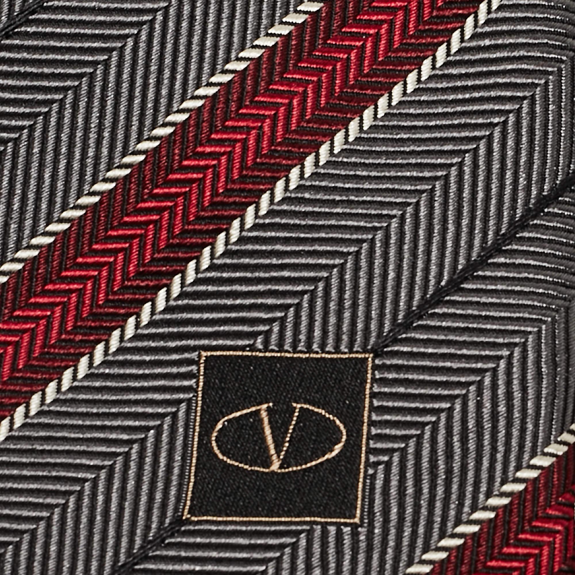 Scegli questa cravatta di Valentino per dare un tocco di lusso al tuo look formale. È tagliato in seta e decorato con strisce su tutta la superficie. È rifinito con l'etichetta del marchio sul retro.
