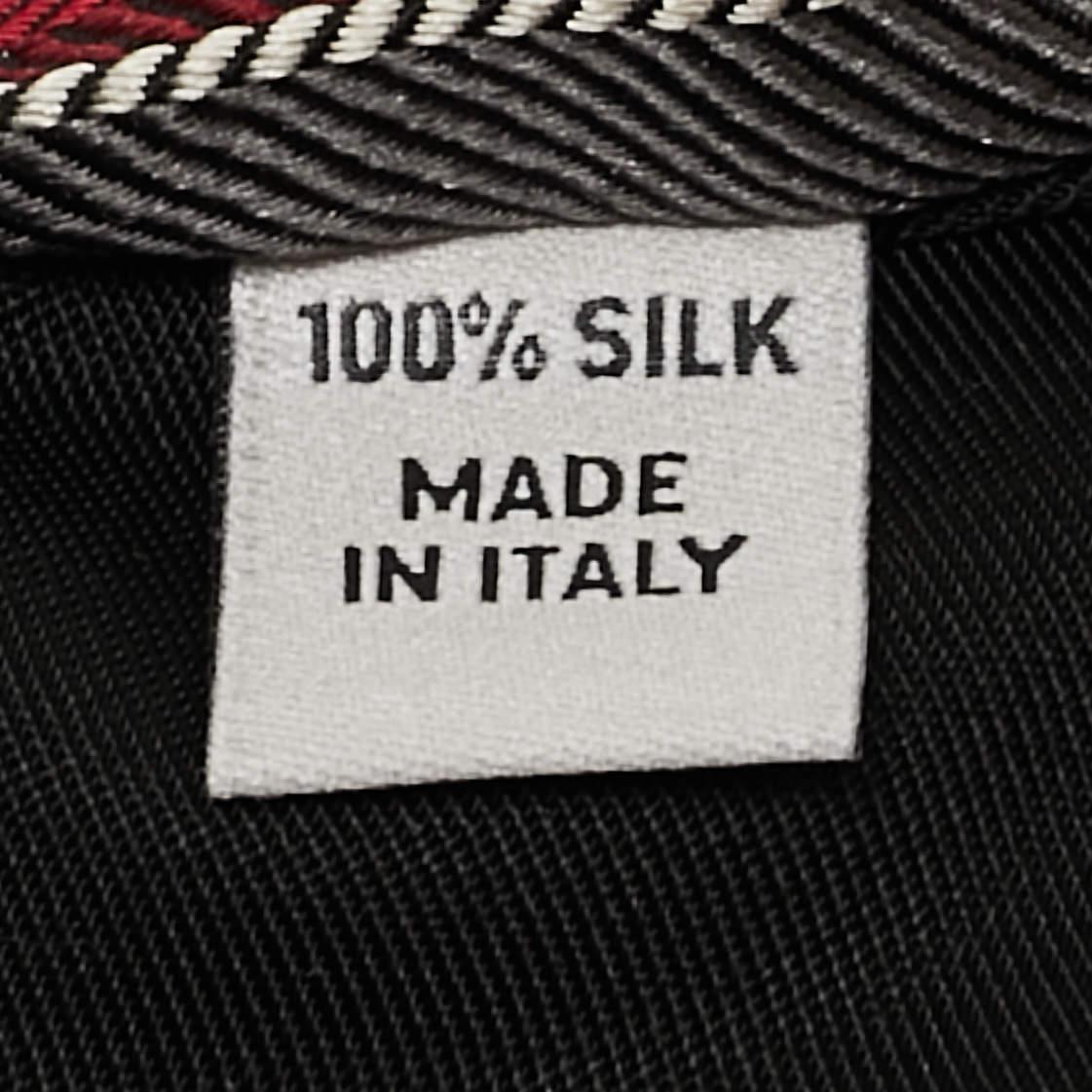 Valentino Cravatta in seta a righe diagonali grigie a contrasto In condizioni buone in vendita a Dubai, Al Qouz 2