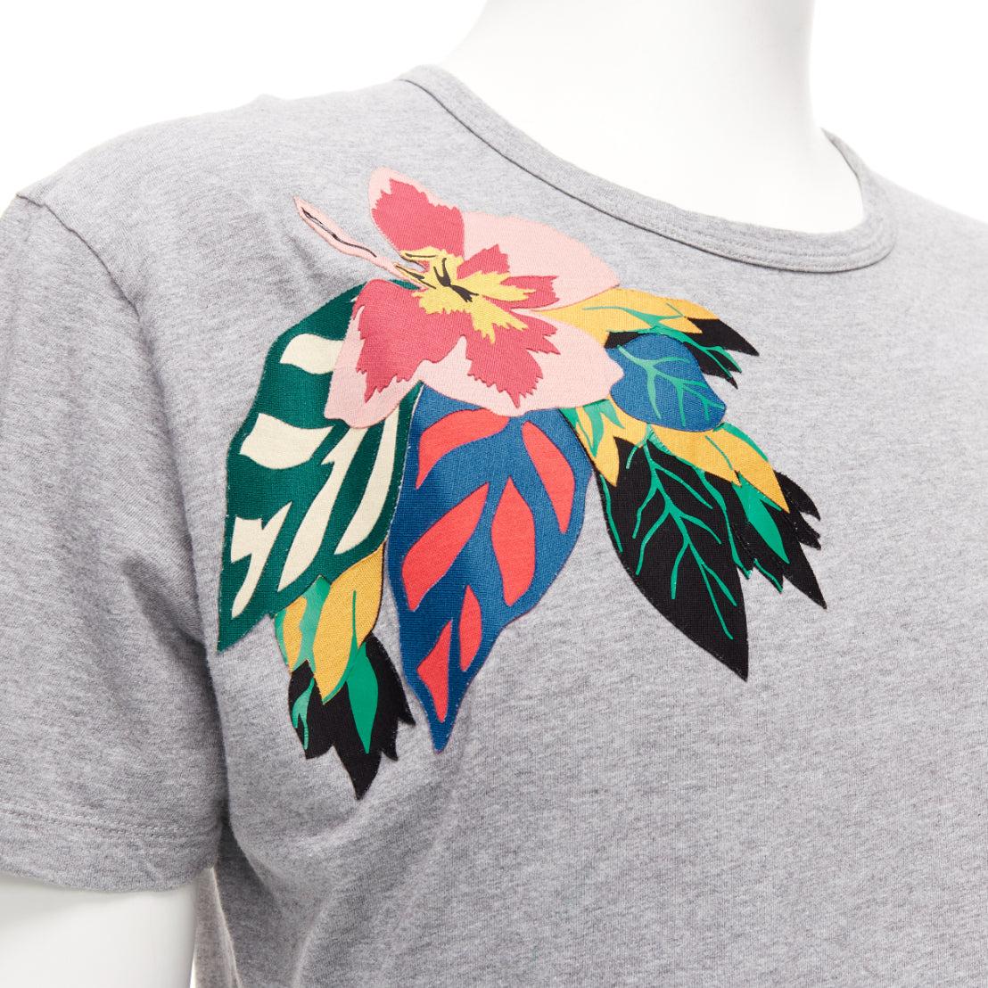Valentino, tshirt girocollo in cotone grigio multicolore con patch Cuban Flower M.
Riferimento: JSLE/A00126
Marchio: Valentino
Designer: Pier Paolo Piccioli
Collection'S: Fiore cubano
Materiale: Cotone
Colore: Grigio, Multicolore
Modello: