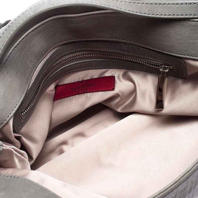Valentino Grey Floral Applique Leather Flap Shoulder Bag In Good Condition In Dubai, Al Qouz 2