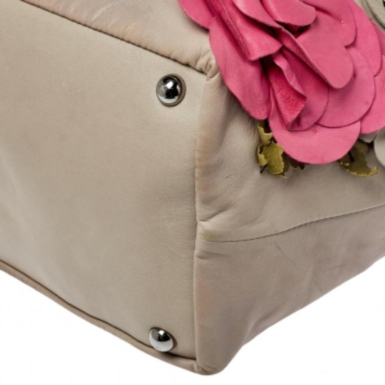 Valentino Tote in pelle grigia con applicazioni floreali In condizioni discrete in vendita a Dubai, Al Qouz 2