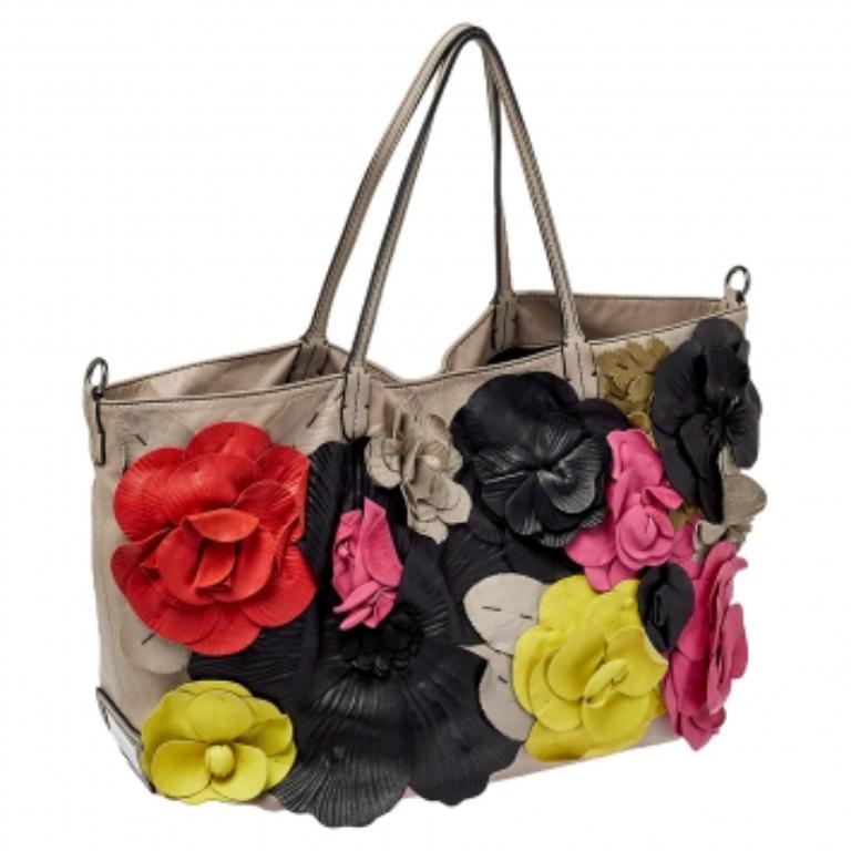 Valentino Tote in pelle grigia con applicazioni floreali in vendita 3