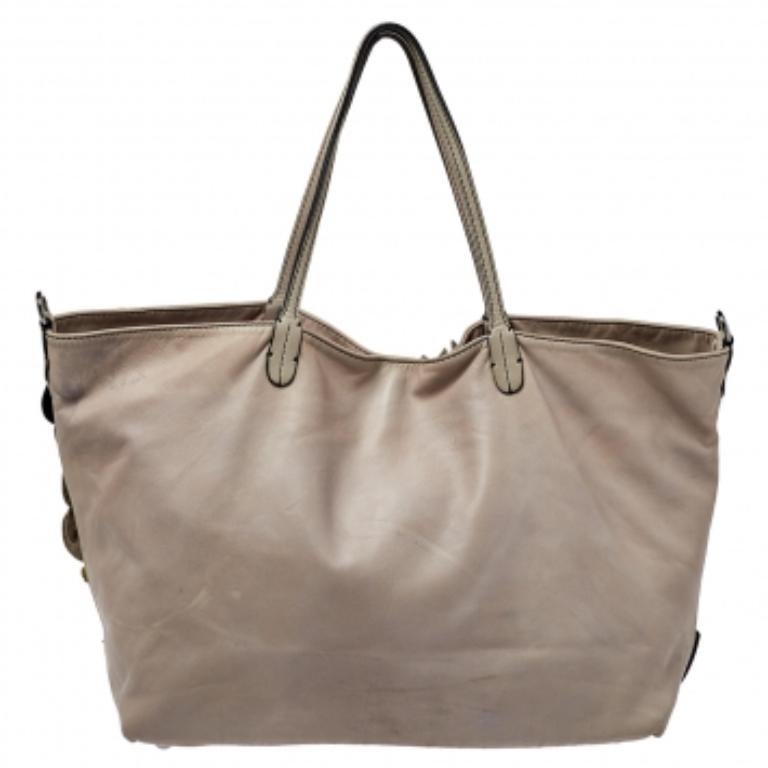 Valentino Tote in pelle grigia con applicazioni floreali in vendita 4