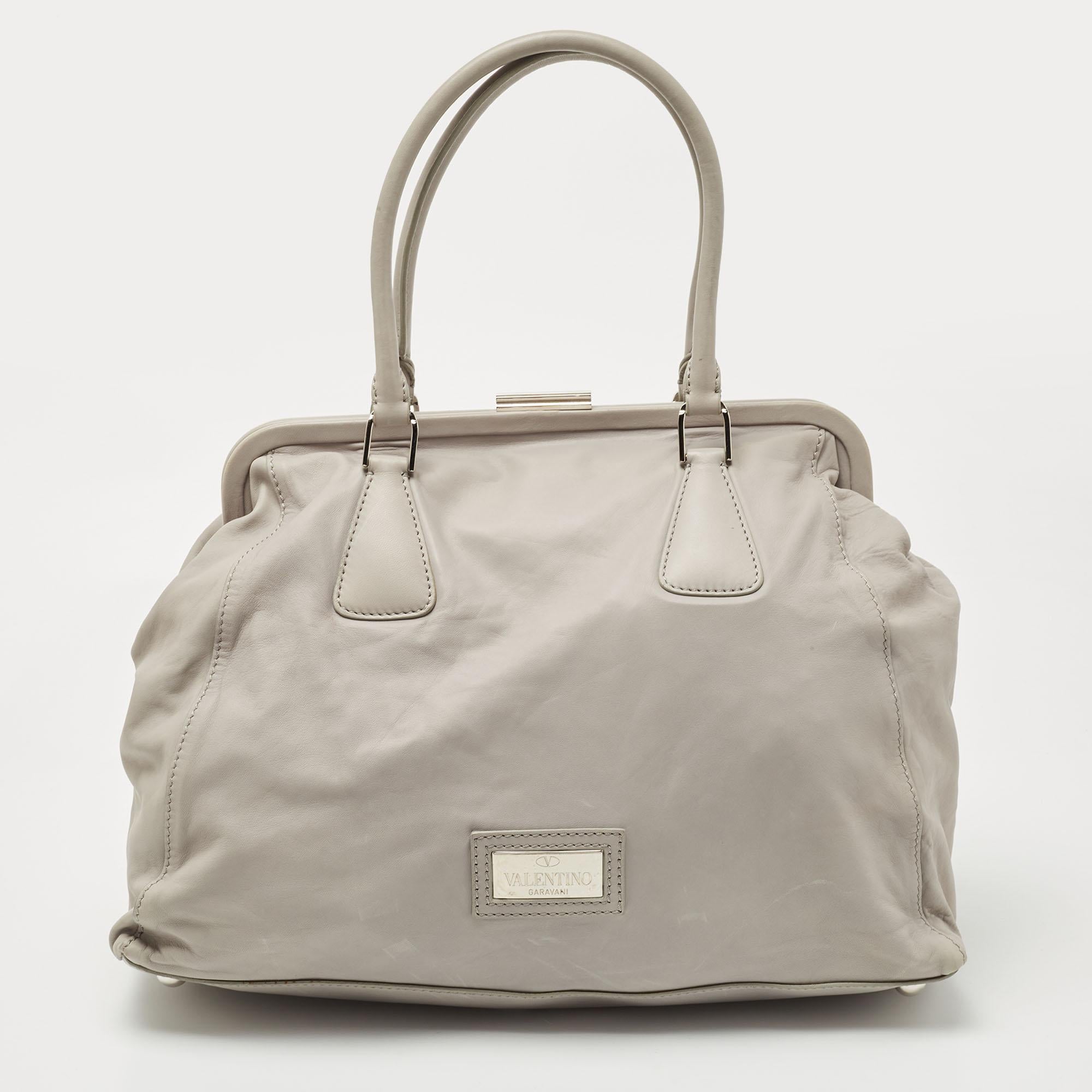 This satchel is rendered in the finest quality materials into an elegant design. Versatile and functional, it is well-sized for your daily use.

Includes: Detachable Zip Pouch
