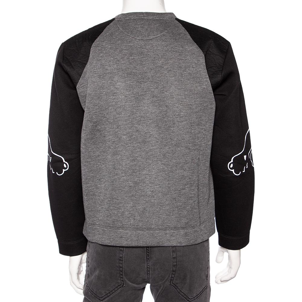 Distinct panther detailing emerging from the long sleeves makes this Valentino sweatshirt a fashionable choice. It is made of neoprene and sewn for all-day comfort.

