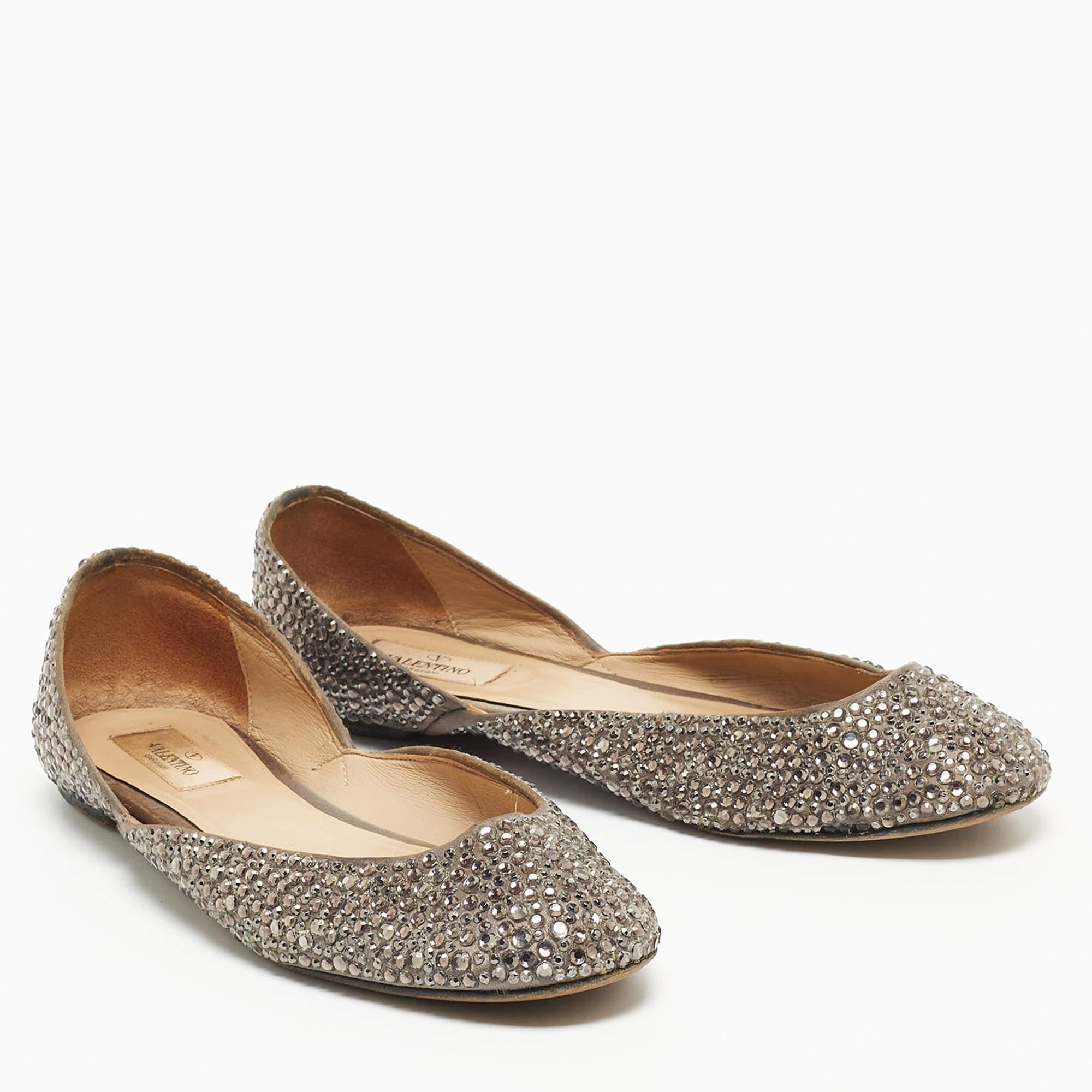 Valentino Ballerines grises ornées de cristaux, taille 37,5 État moyen à Dubai, Al Qouz 2