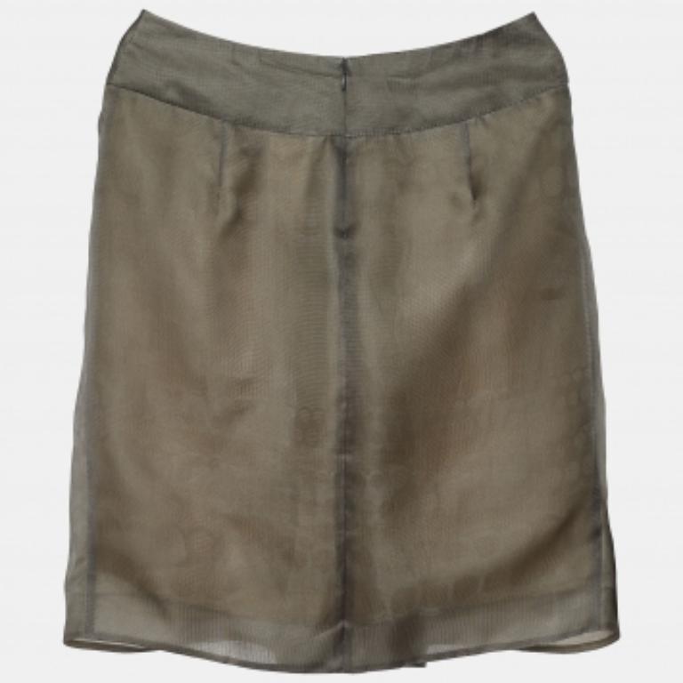 Fai una dichiarazione di moda indossando questa gonna della Maison Valentino. Disegnata con un tessuto di seta grigio, questa gonna è evidenziata da formazioni a pieghe ed è dotata di una cerniera per l'allacciatura. Il tuo abbigliamento sarà chic