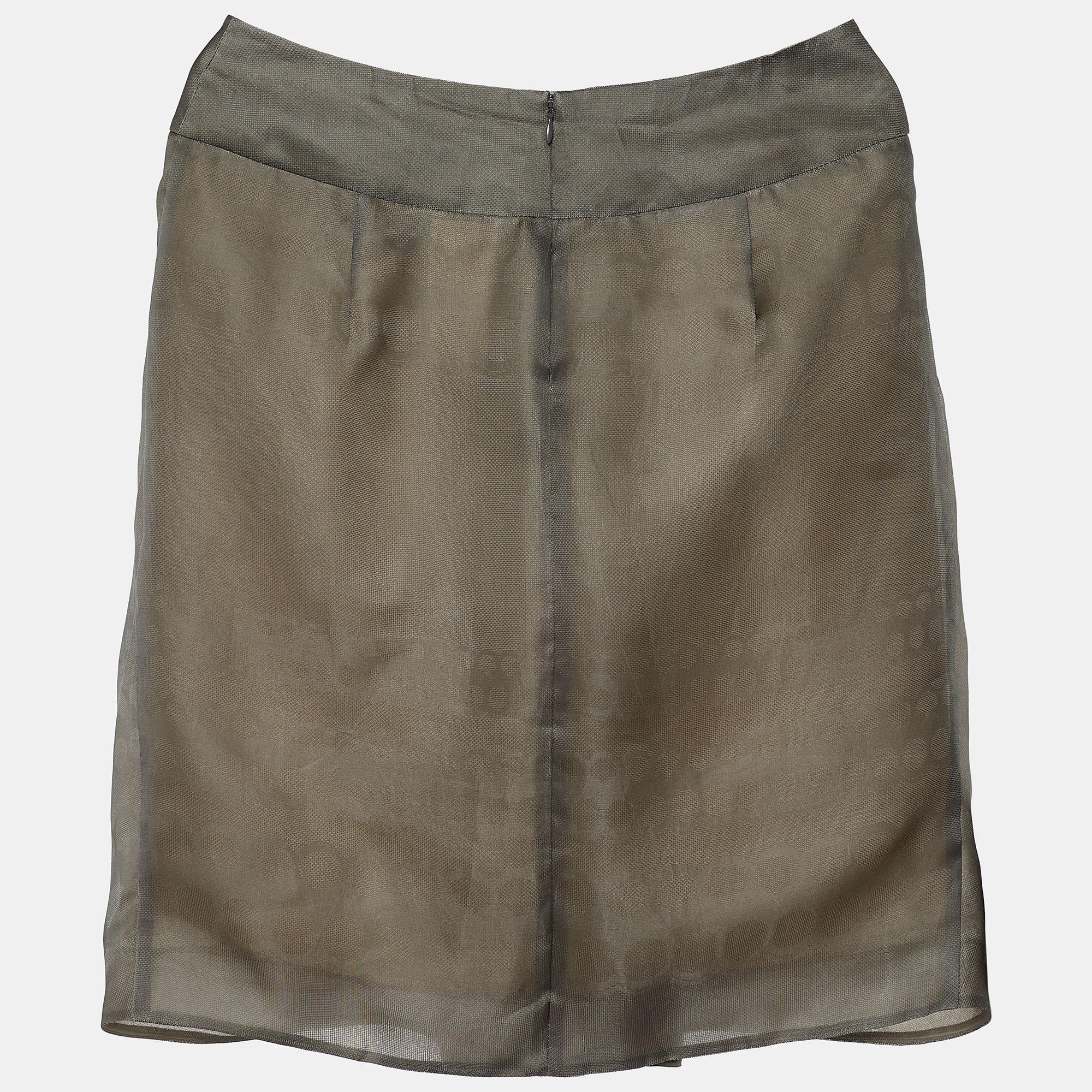 Make a fashion statement as you wear this skirt from the House of Valentino. Designed using grey silk fabric, this skirt is highlighted with pleated formations and provided with a zipper for fastening. Your attire will look chic with this Valentino