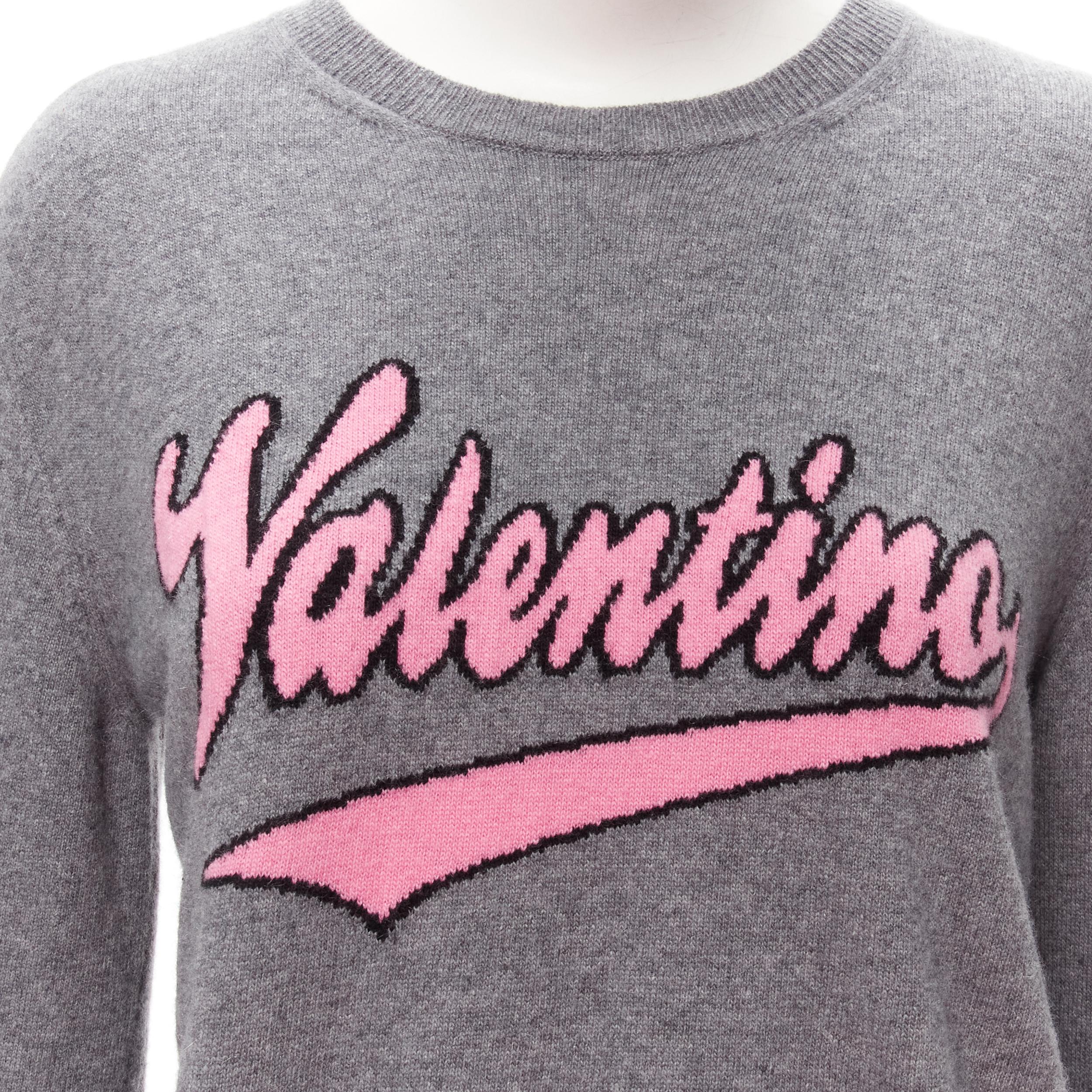 VALENTINO grey virgin wool cashmere pink cursive graphic logo sweater top M
Reference: TGAS/C01942
Brand: Valentino
Designer: Pier Paolo Piccioli
Material: Virgin Wool, Cashmere
Color: Pink, Grey
Pattern: Solid
Closure: Pullover
Made in: