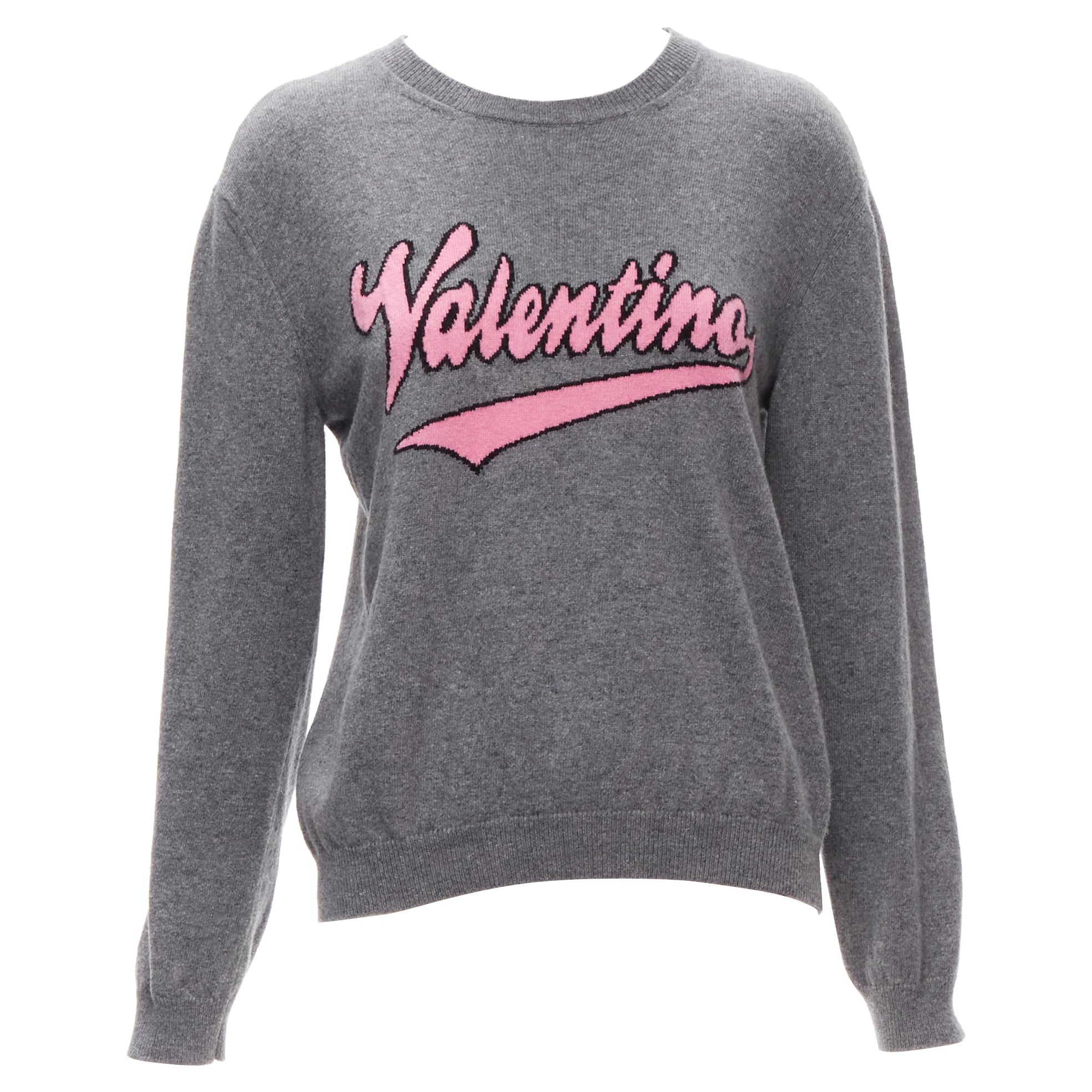 VALENTINO maglione grigio in lana vergine cashmere rosa con logo grafico corsivo M in vendita