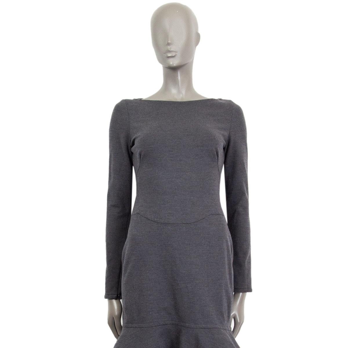 robe à manches longues Valentino 100% authentique en laine grise (84%), nylon (11%) et élasthanne (5%). Ourlet évasé sur le bas et fermetures éclair cachées aux poignets. A été porté et est en excellent état.

Taille de