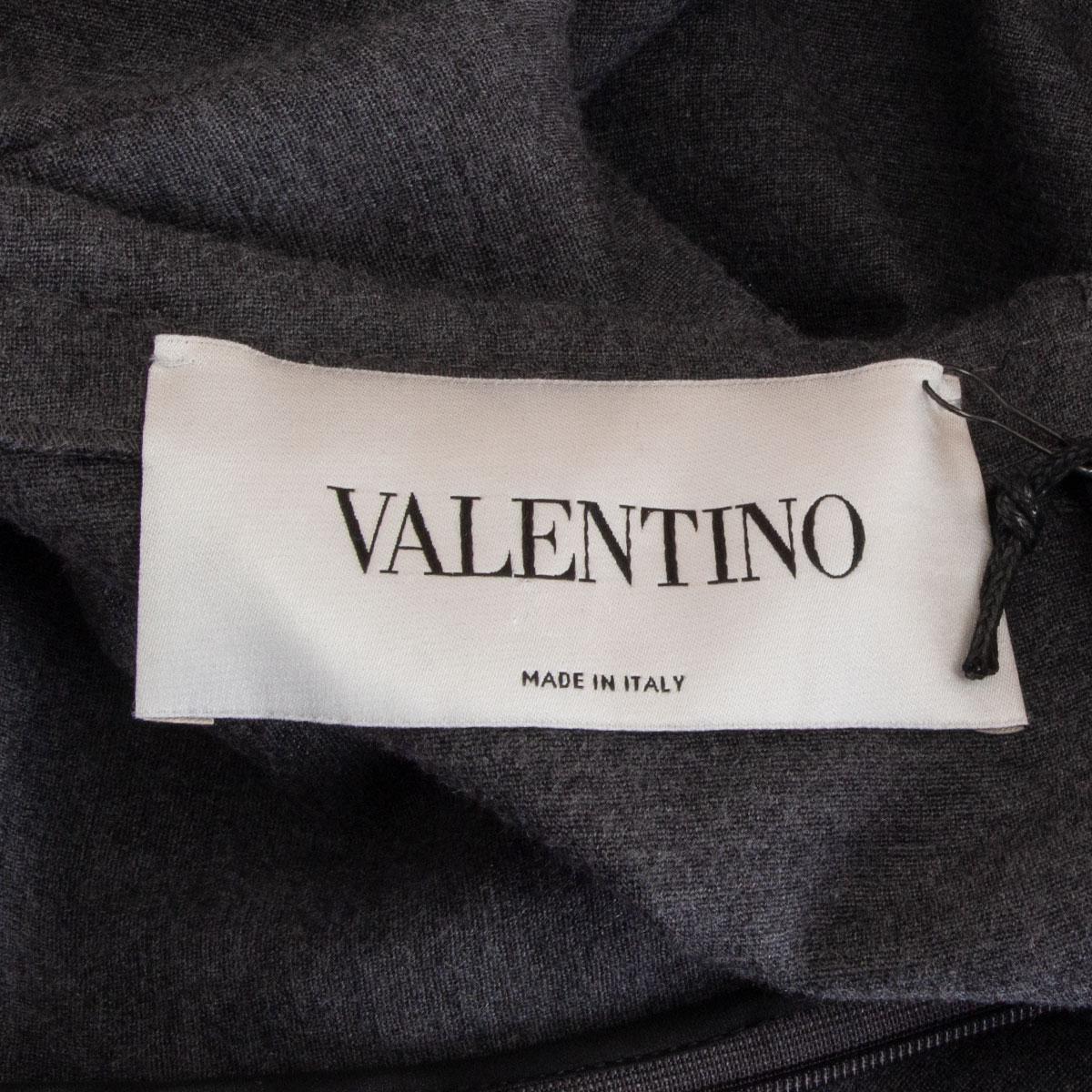 VALENTINO Graues langärmeliges Etuikleid aus einer Wollmischung mit ausgestelltem Saum 6 S Damen im Angebot