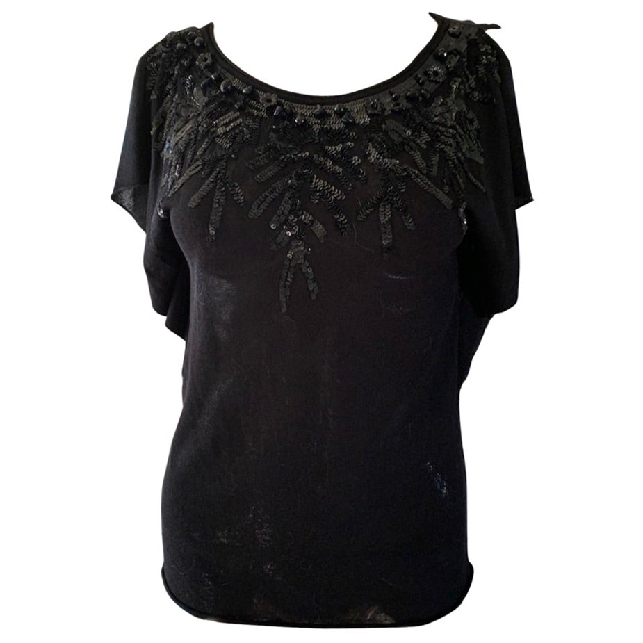 Esta blusa es muy versátil y puede ir del día a la noche. Diseñada para la colección Valentino Roma, esta red muy encontrada cae como un jersey europeo de viscosa y algodón. El latido alrededor del cuello es bastante bonito e intrincado, con varias