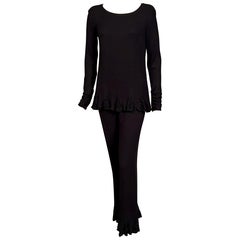 Set Valentino Haute Couture composto da top, pantaloni e gonna in seta nera con ricami di perline nere